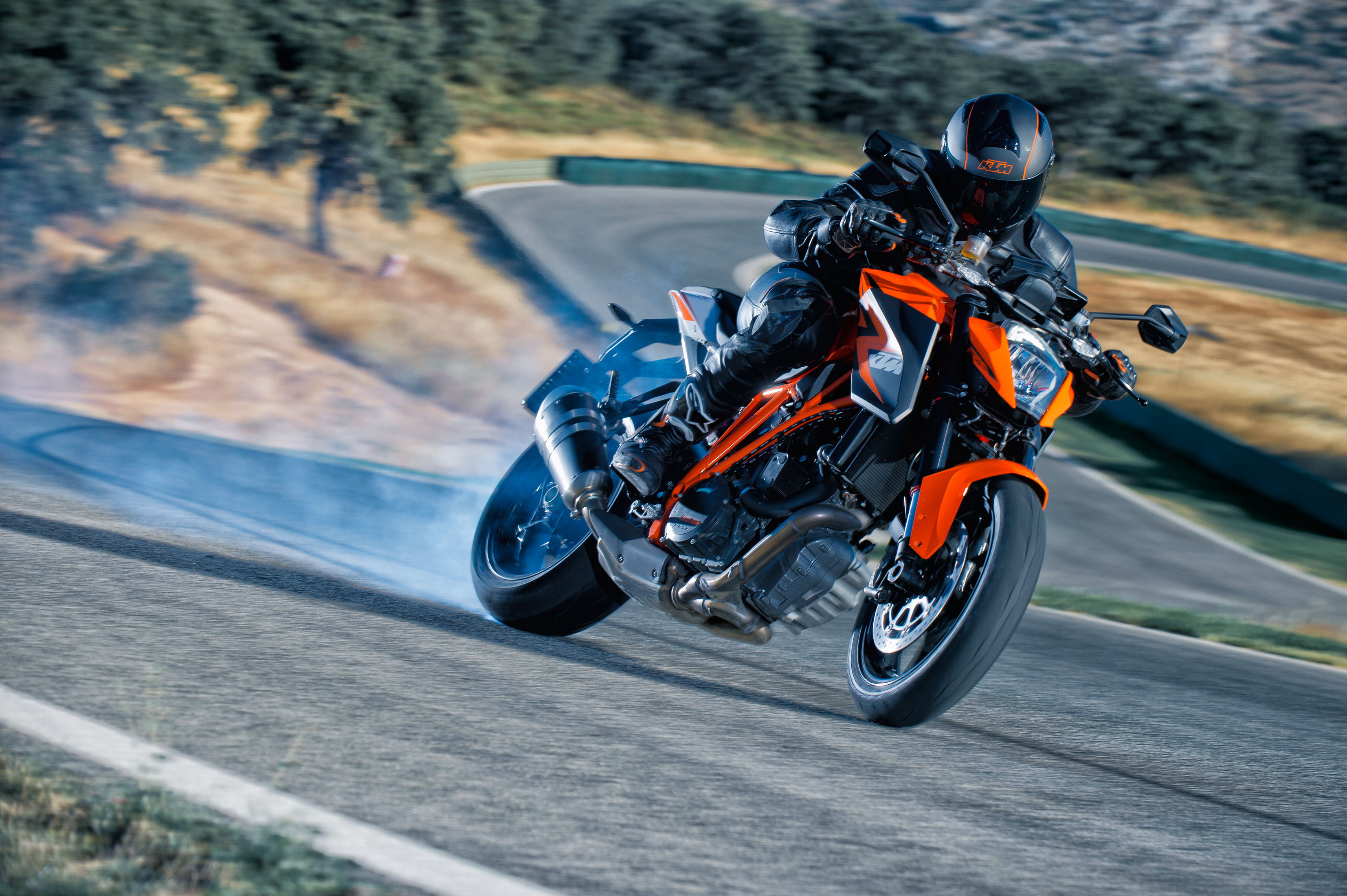 Движение мотоцикла. KTM super Duke 1290 2014. 1290 Super Duke r 2014. KTM 1290 super Duke r Wallpapers. KTM super Duke 1290 r foto.