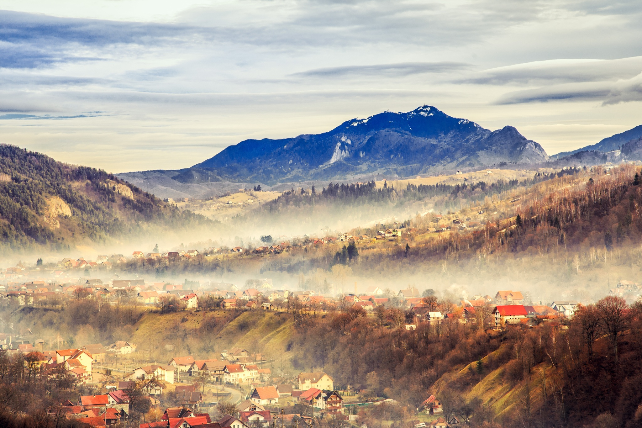 738341 baixar papel de parede fotografia, paisagem, neblina, montanha, romênia, vila - protetores de tela e imagens gratuitamente