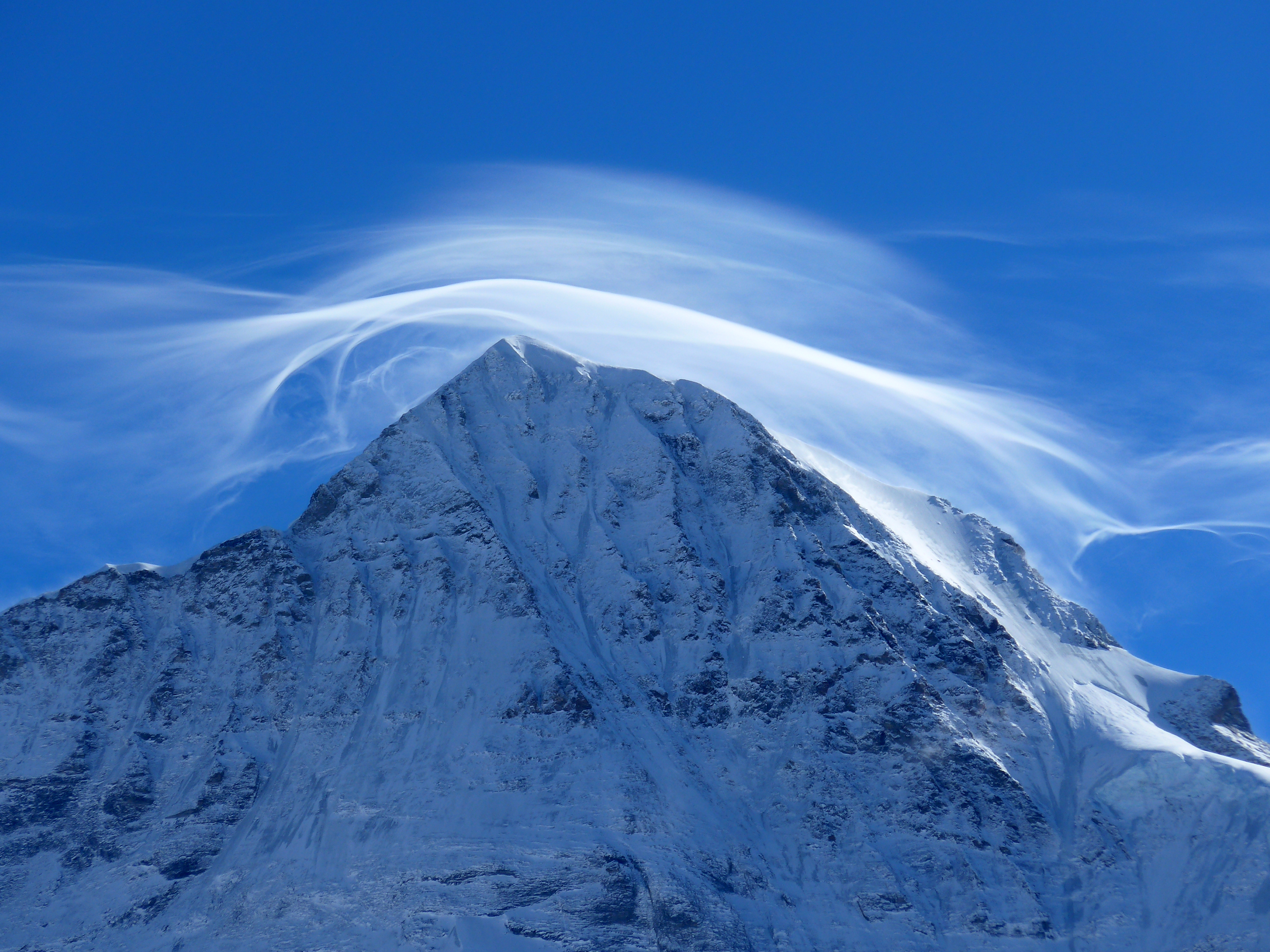 91824 Hintergrundbild herunterladen natur, schnee, berg, scheitel, nach oben, schneebedeckt, snowbound, wolke, cloud - Bildschirmschoner und Bilder kostenlos