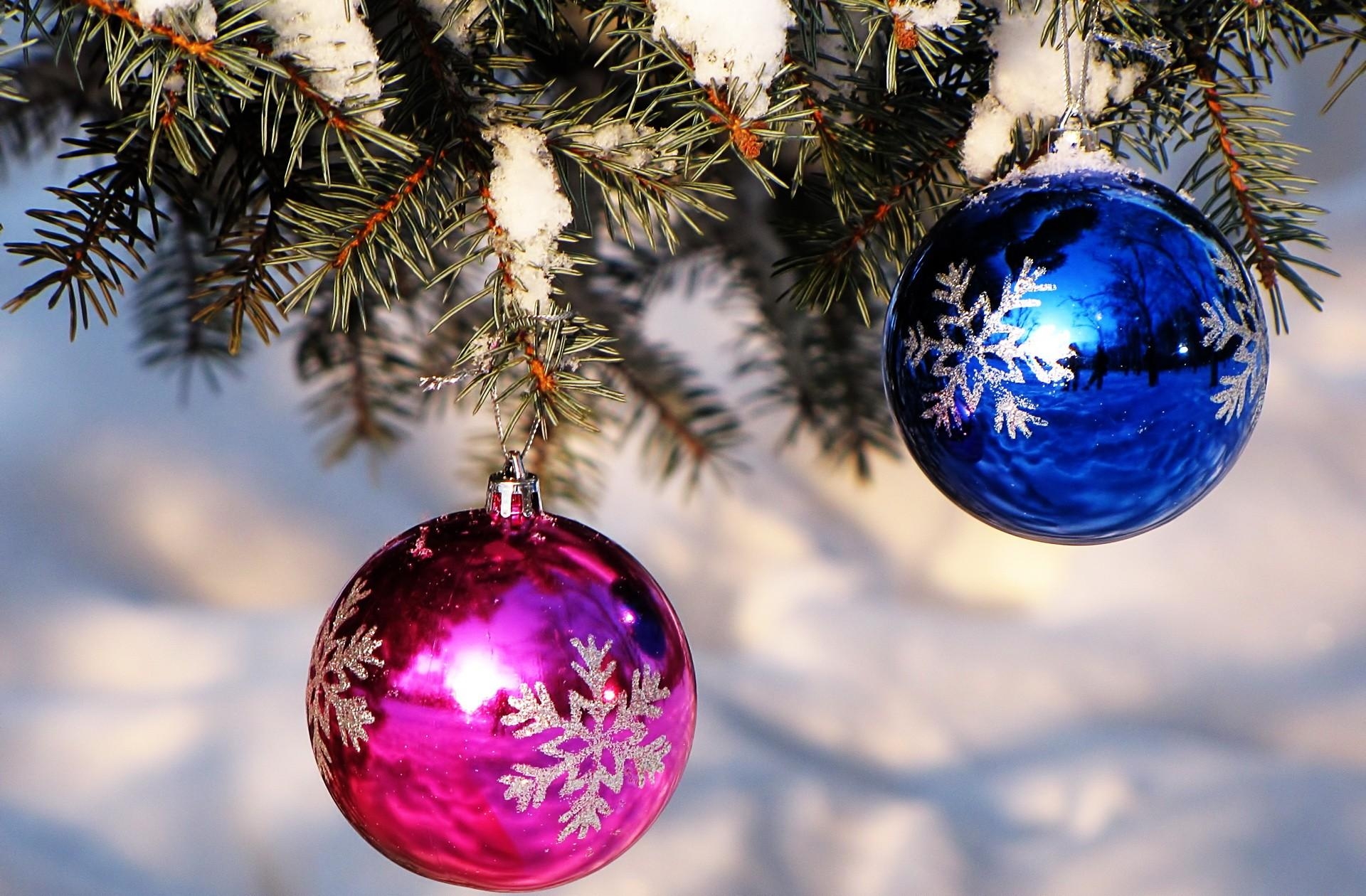 148154 Hintergrundbild herunterladen schnee, rosa, feiertage, blau, fichte, fir, weihnachtsschmuck, weihnachtsbaum spielzeug, bälle - Bildschirmschoner und Bilder kostenlos