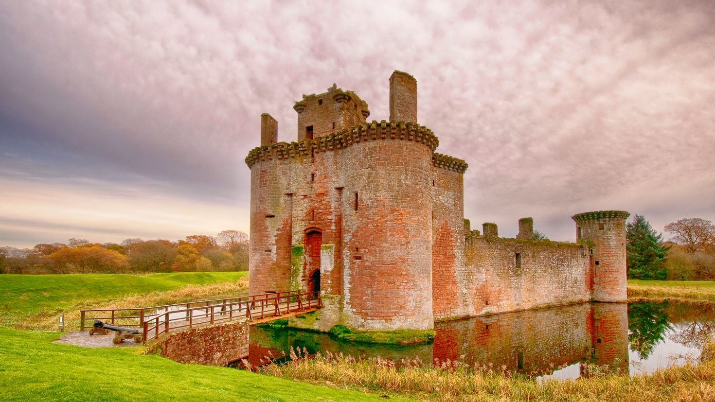 Castle на русском. Замок Керлаверок Шотландия. Дамфрис Шотландия. Замок Смальгольм в Шотландии. Англия. Замок Линдисфарн.