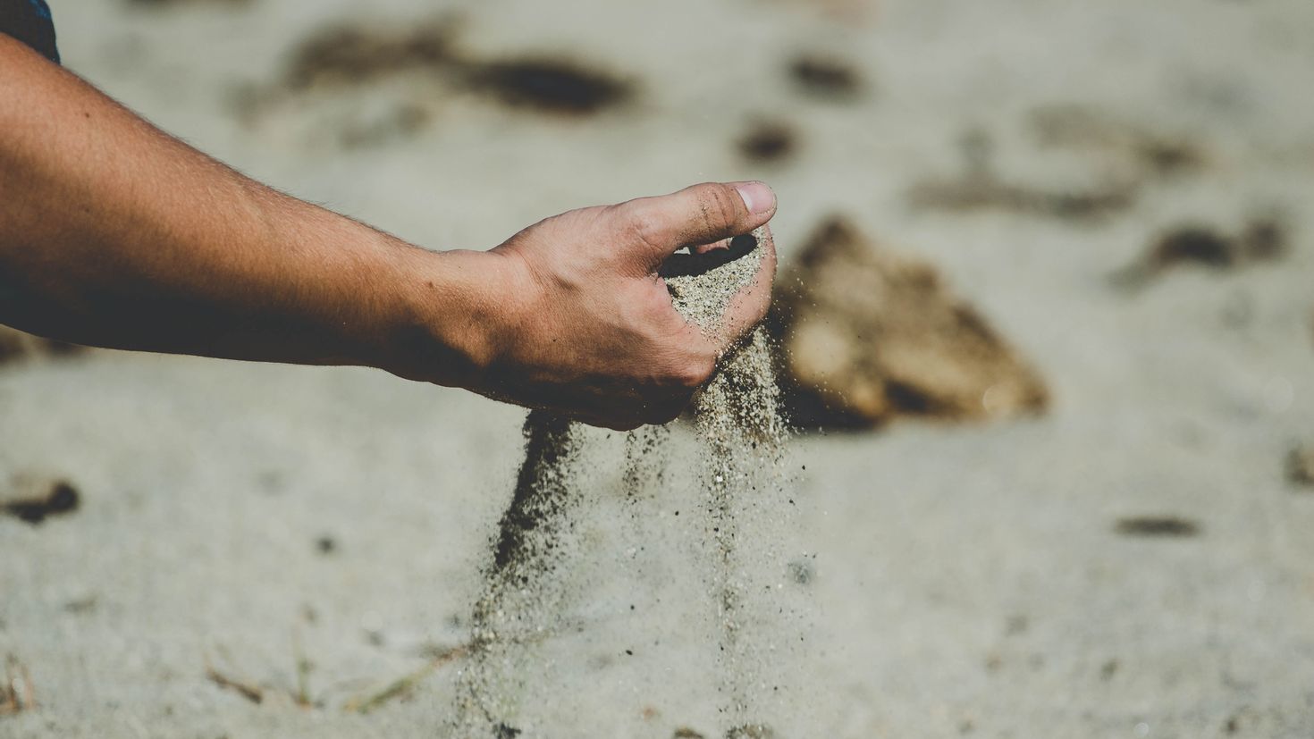 Сыпать разбор. Песок в руках. Песок сыпется. Песок в ладони. Песок рассыпается.