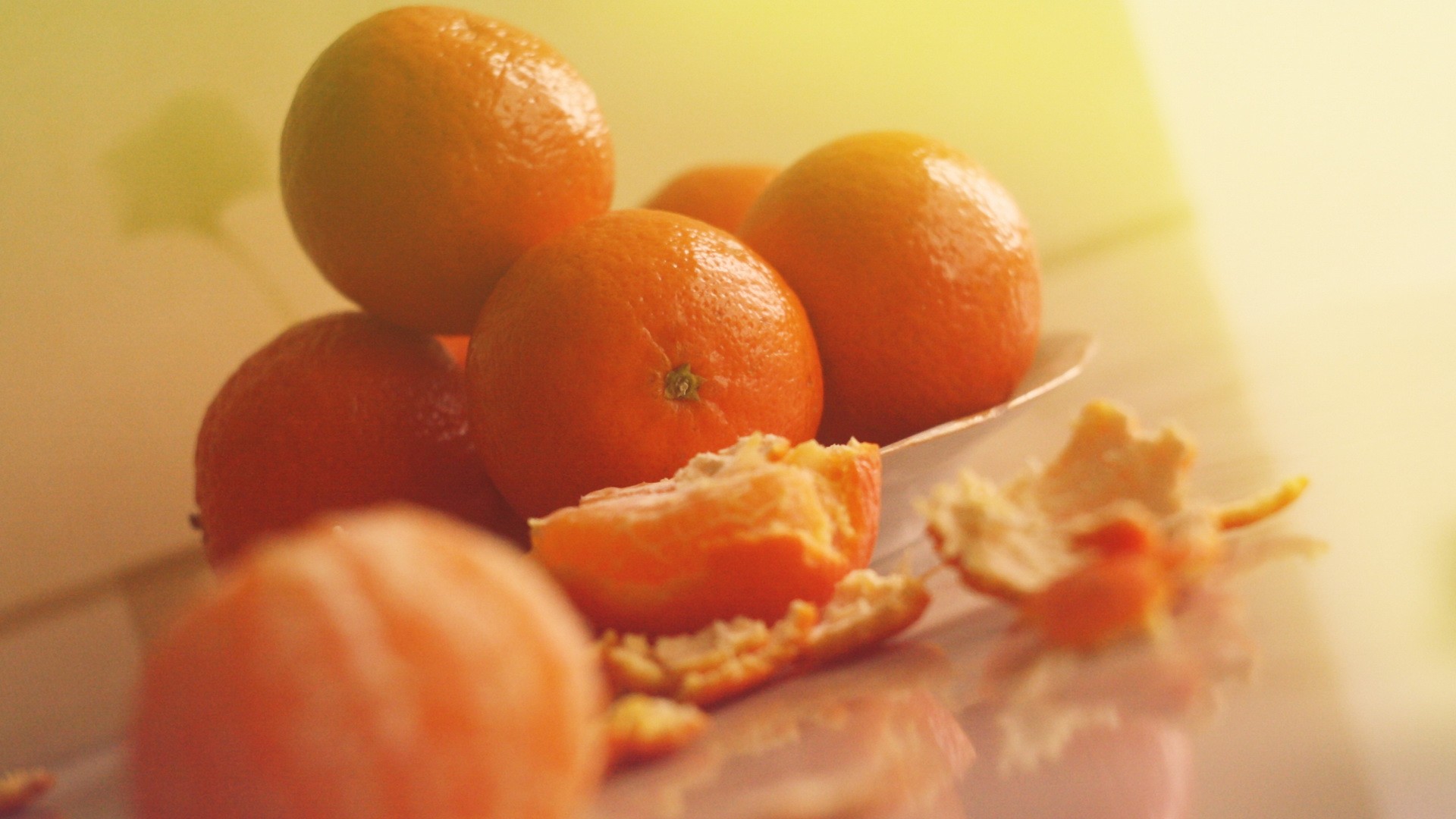 Можно есть апельсины вечером. Мандарин. Мандарины на столе. Апельсин и мандарин. Натюрморт с мандаринами.