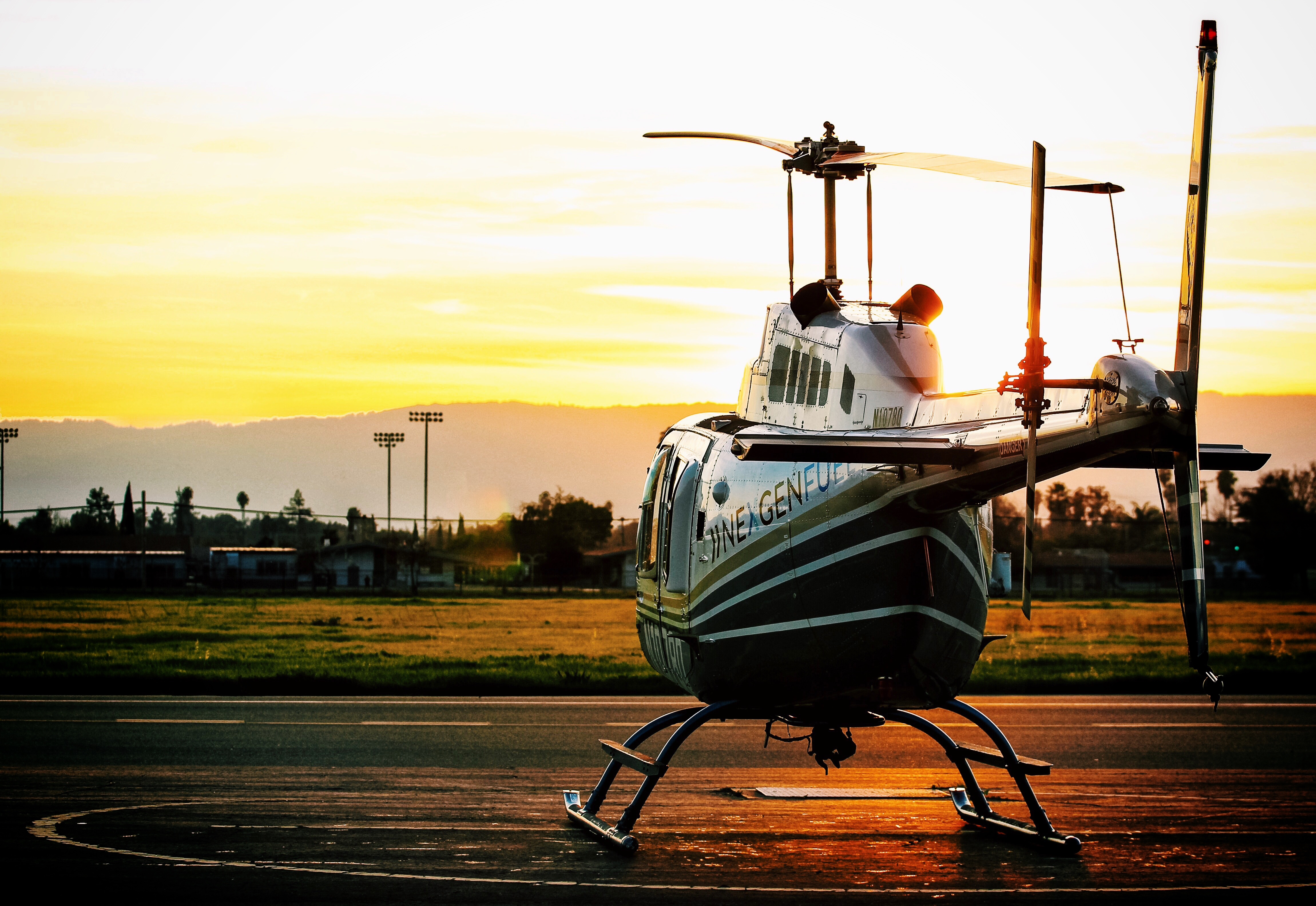 Handy-Wallpaper Hubschrauber, Verschiedenes, Sonstige, Flugplatz, Sunset kostenlos herunterladen.