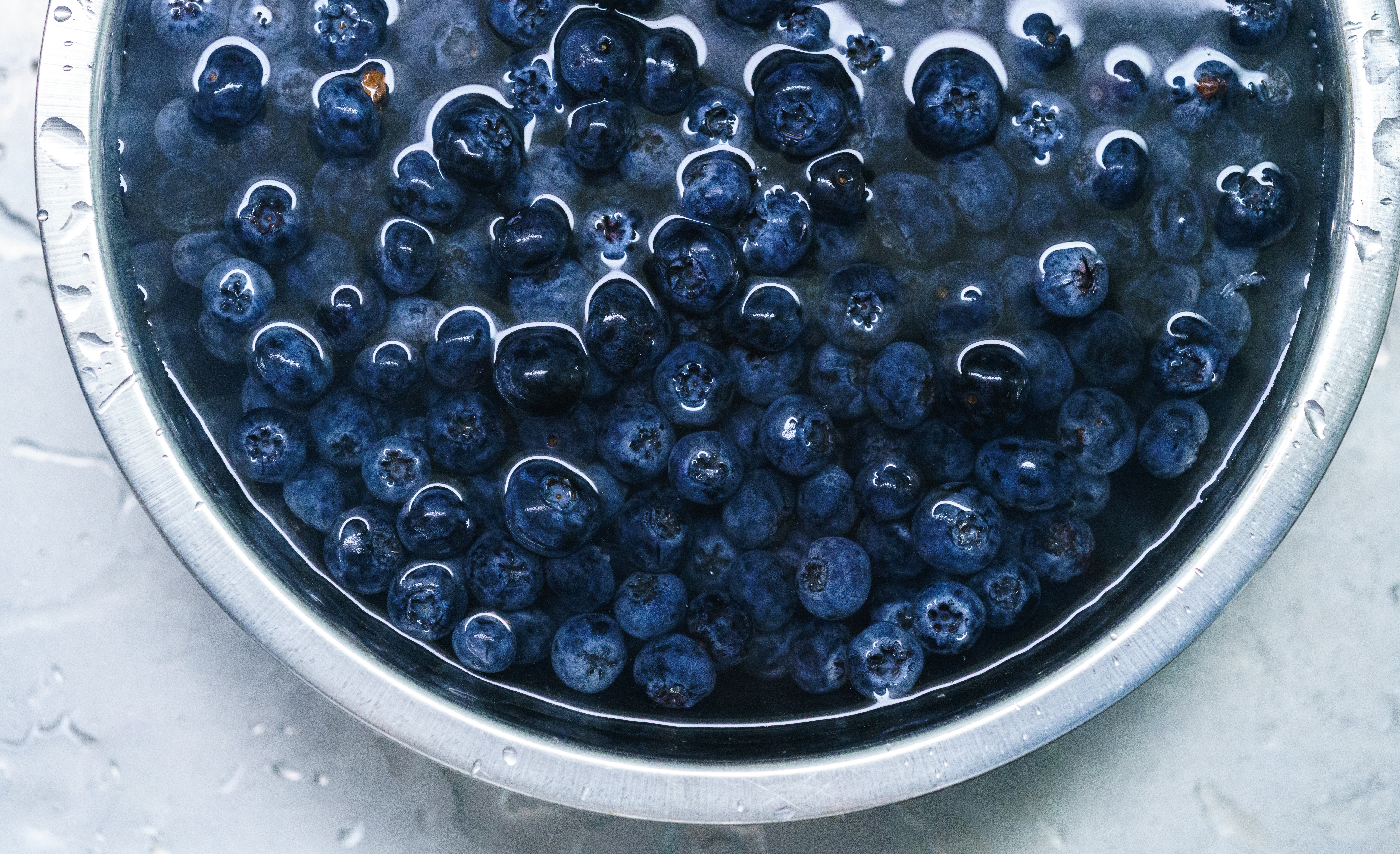 Laden Sie das Wasser, Lebensmittel, Blueberry, Blaubeeren, Berries, Teller-Bild kostenlos auf Ihren PC-Desktop herunter
