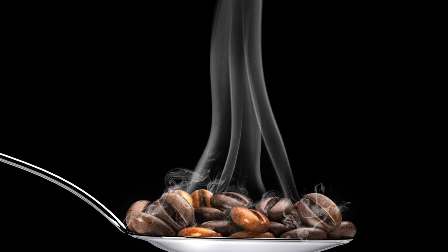 Кофейные зерна на черном фоне