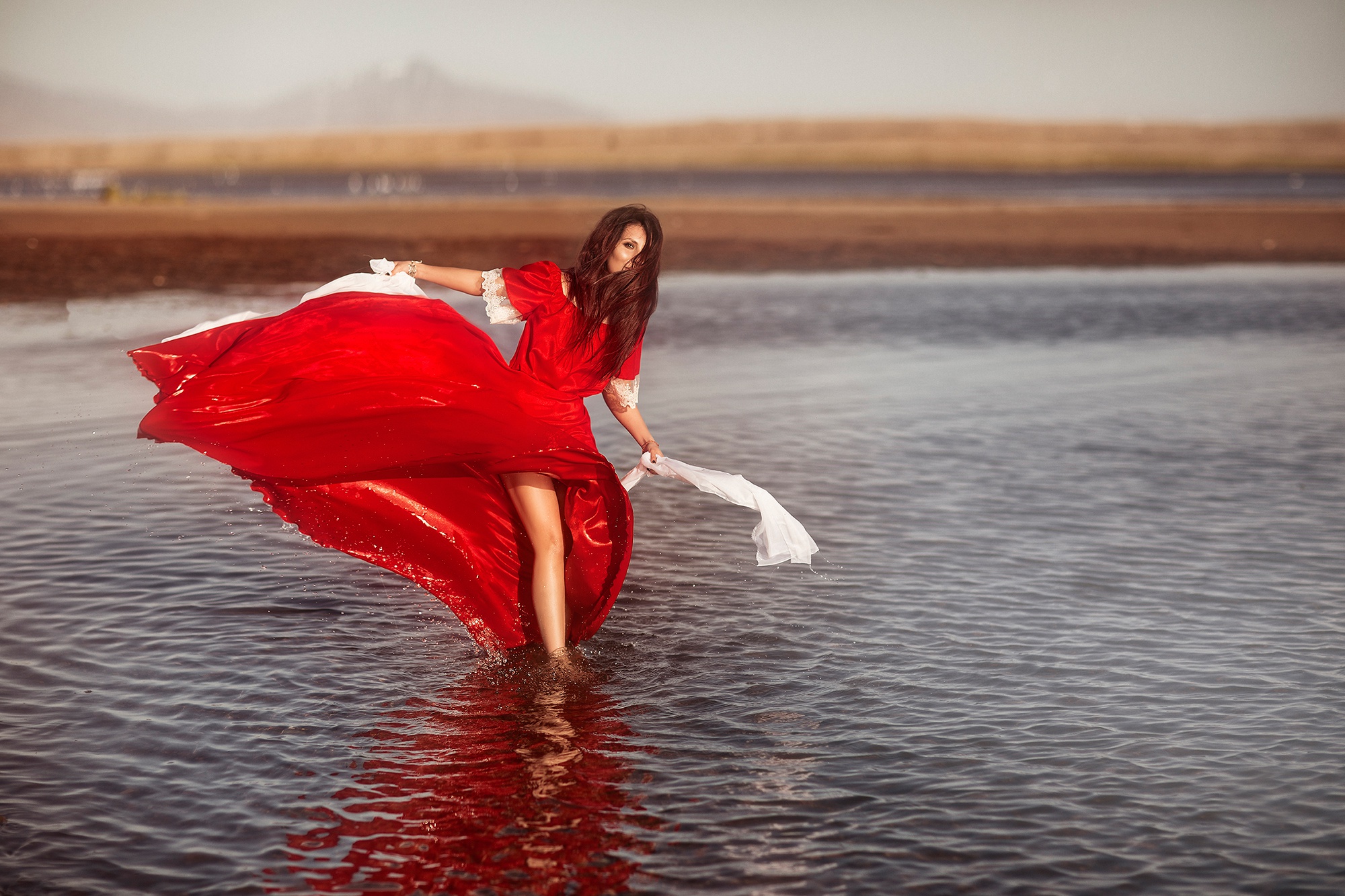 Фотосессии в воде в Красном платье