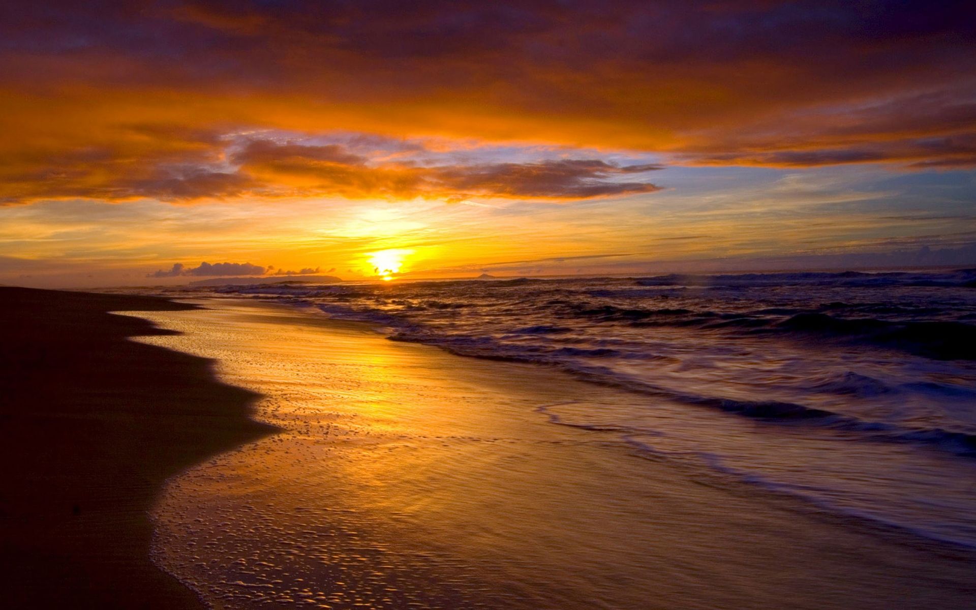 Фото моря и пляжа на рассвете