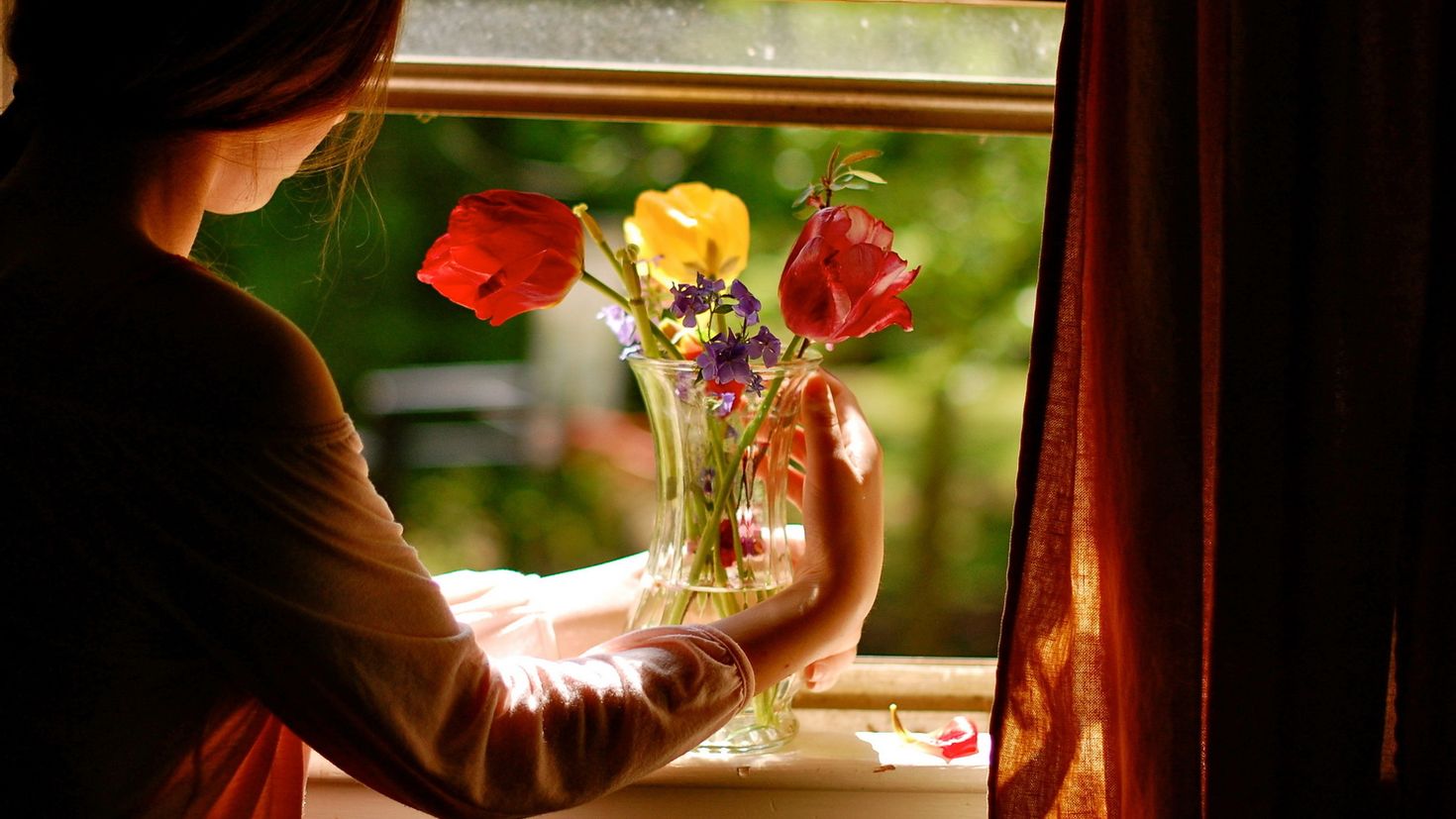 Женщина помнит хорошее. Тепло души. Приятного душа. Девушка с цветами у окна. Впусти счастье.