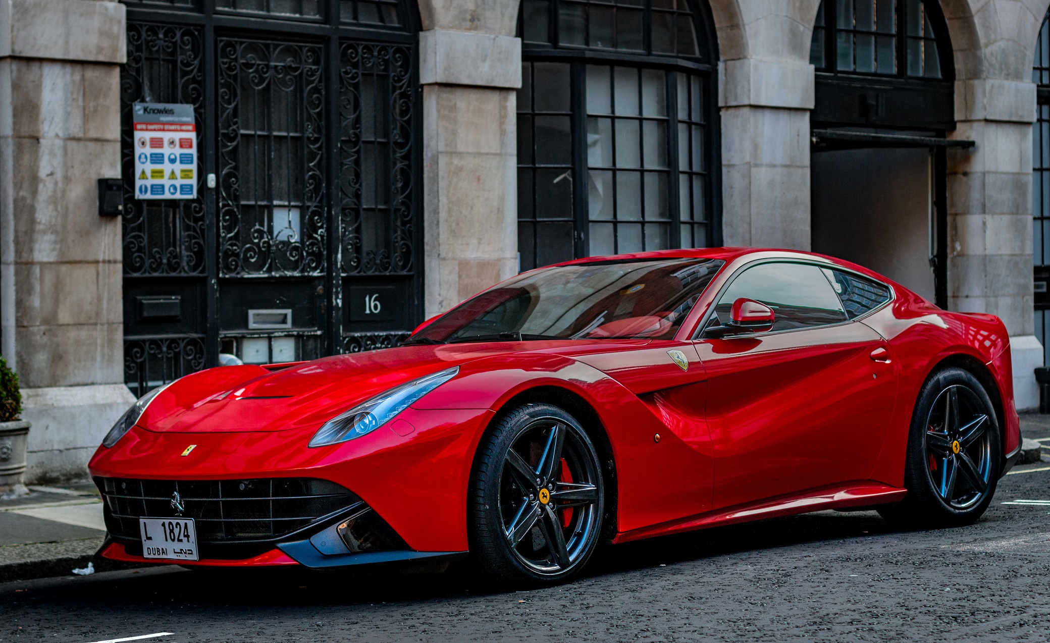 Ferrari f12 Berlinetta зелёная