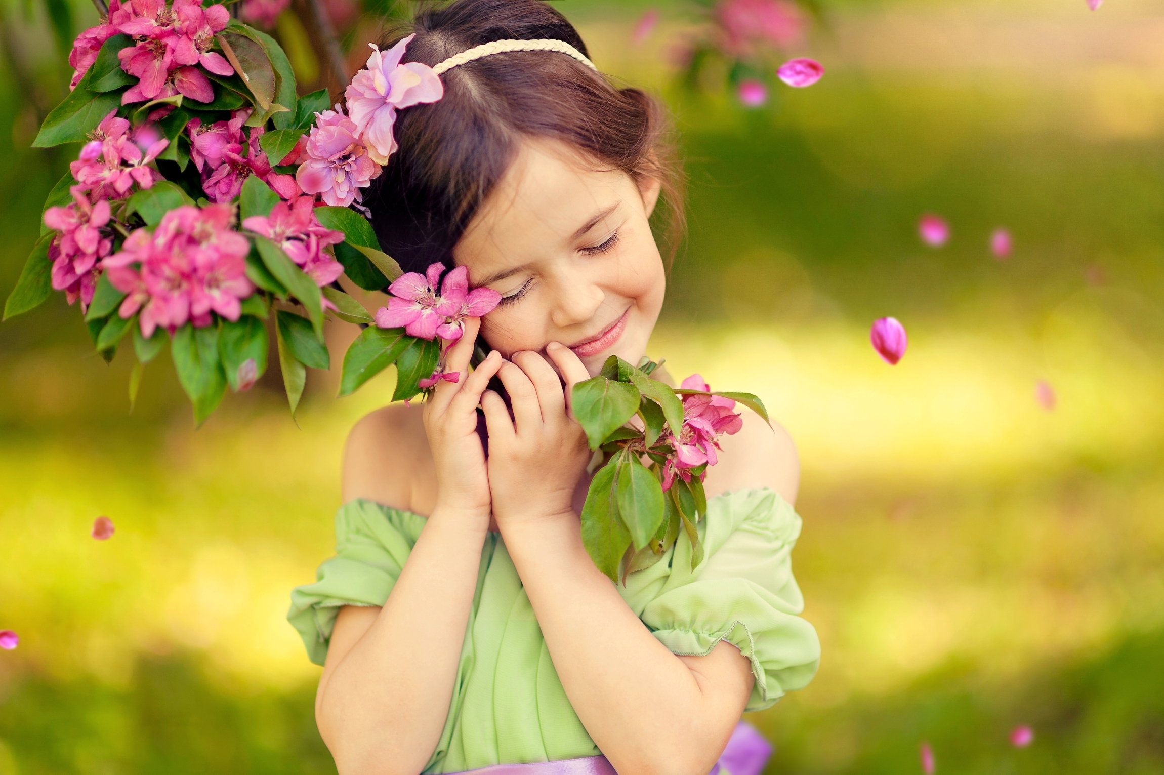 Девочка с весенними цветами