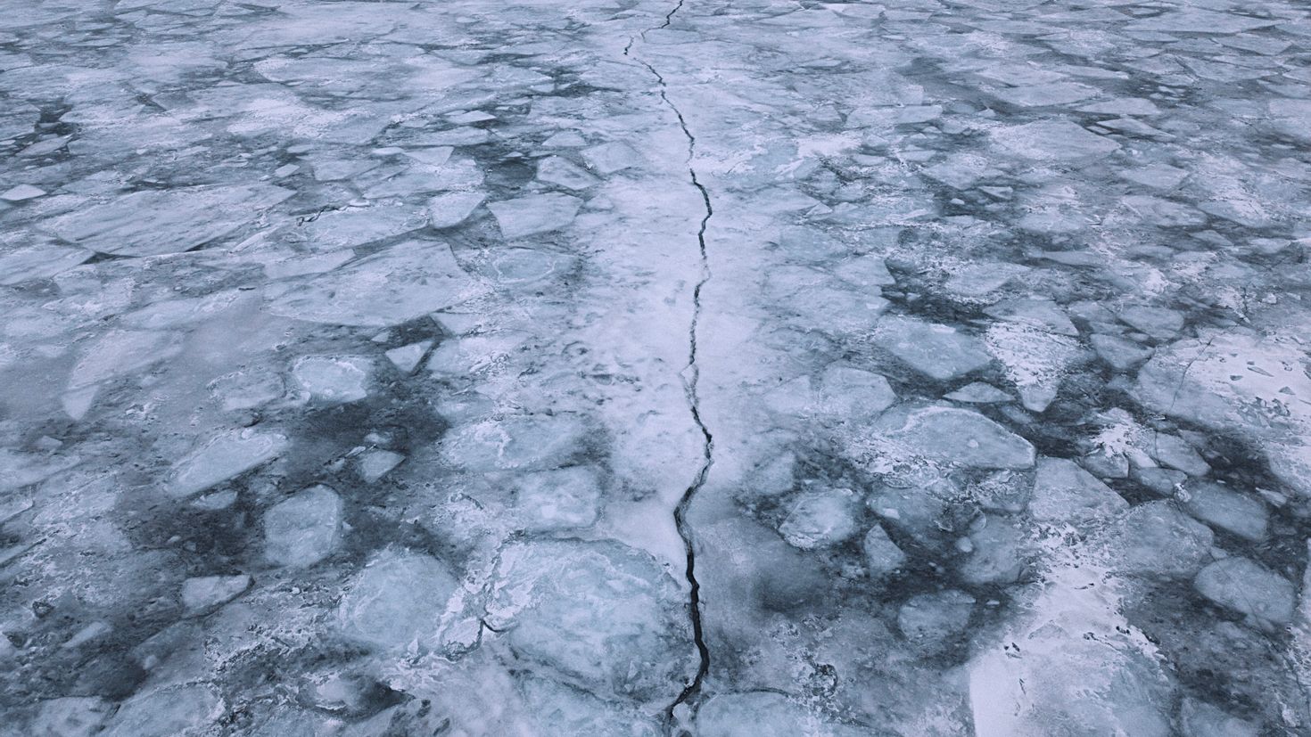 Трещины на льду. Тонкий лед. Лёд. Треснутый лед.