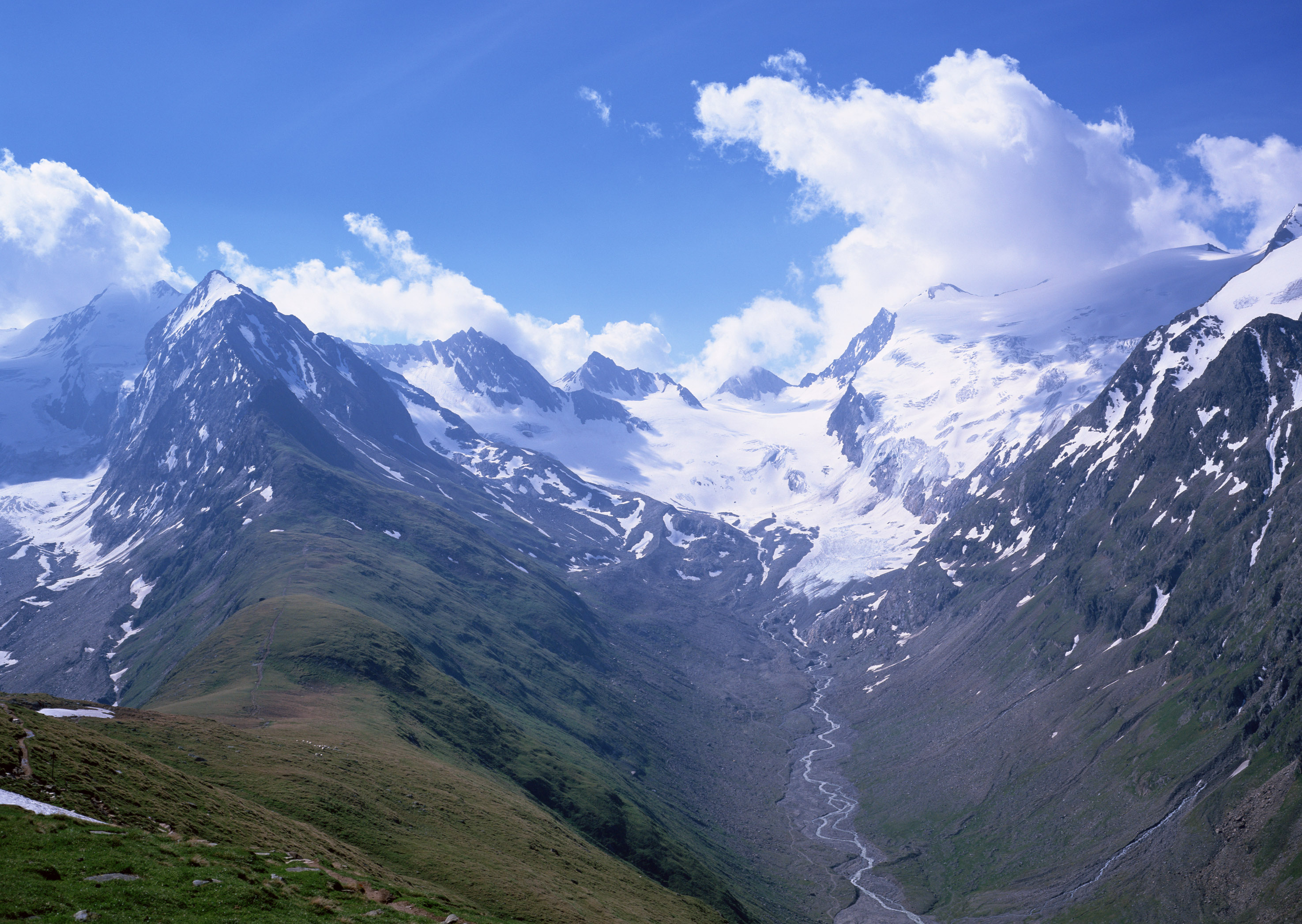 Гори. Приэльбрусье. Горы Грузии. Гора Казбек Мкинварцвери. Гималаи, Анды, кавказские.