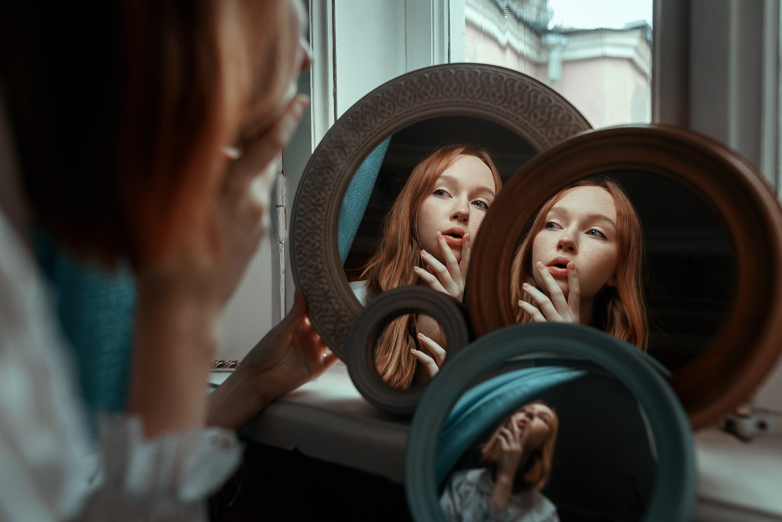 I be your mirror. Отражение в зеркале. Отражение человека в зеркале. Девушка отражается в зеркале. Разное отражение в зеркале.