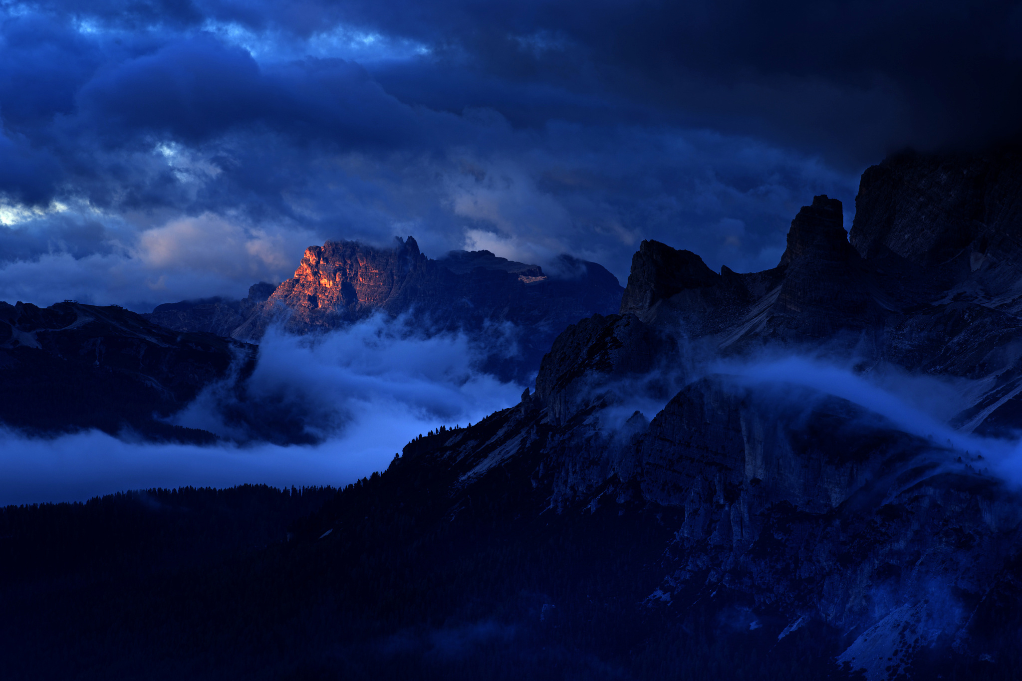 384806 завантажити картинку земля, гора, синій, доломіти, туман, італія, ніч, гори - шпалери і заставки безкоштовно