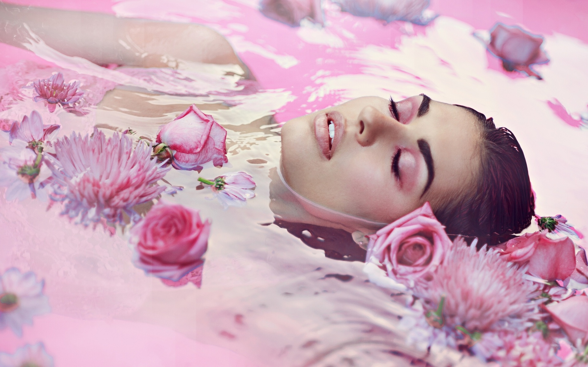 Женщина лежит в цветах