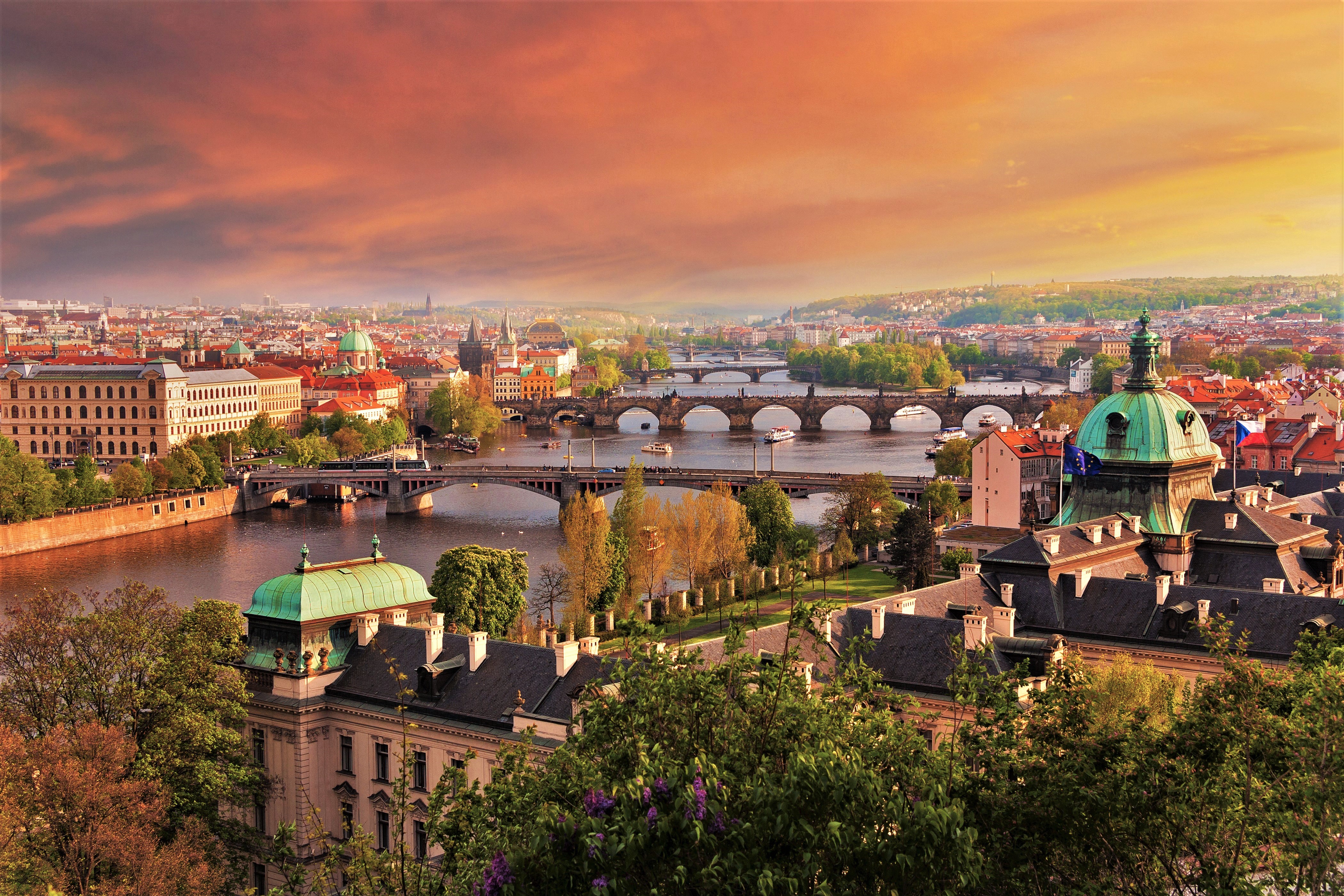 Скачать картинку Города, Река, Мост, Городской Пейзаж, Прага, Чехия, Сделано Человеком в телефон бесплатно.
