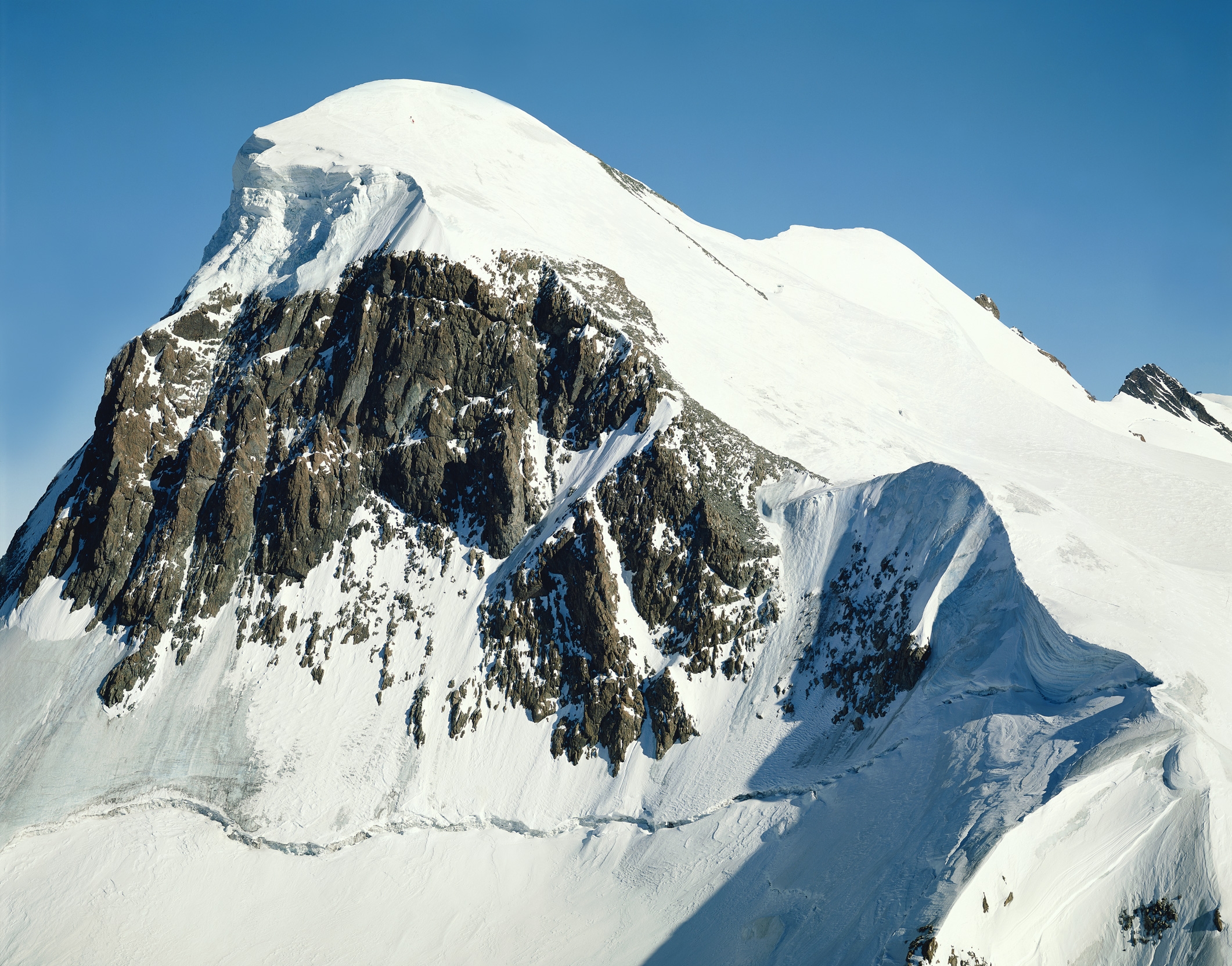 156507 Hintergrundbild herunterladen natur, schnee, grau, weiß, blau, felsen, rock, berg, scheitel, nach oben, höhe - Bildschirmschoner und Bilder kostenlos