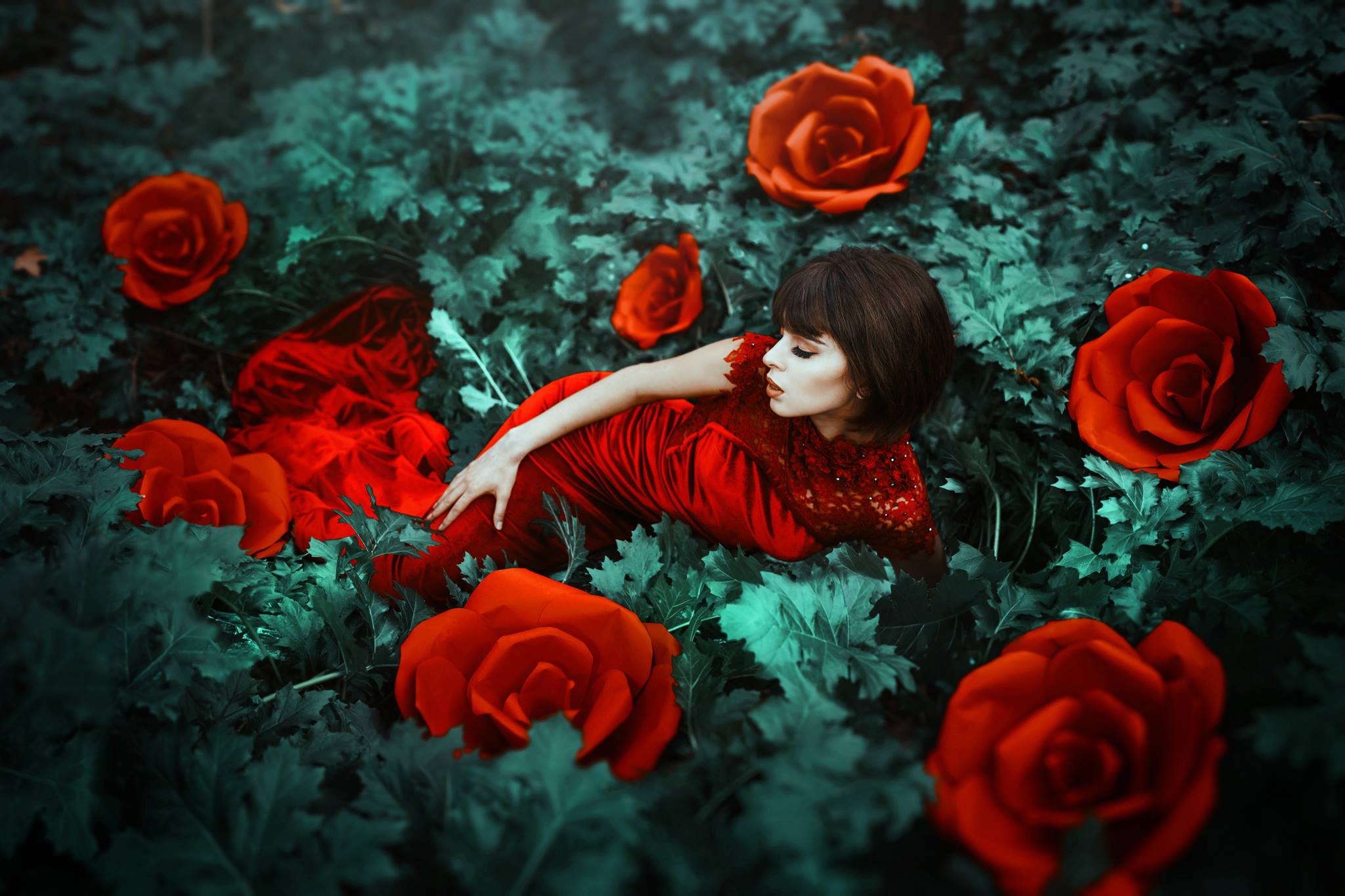 Рыжая девушка с розами