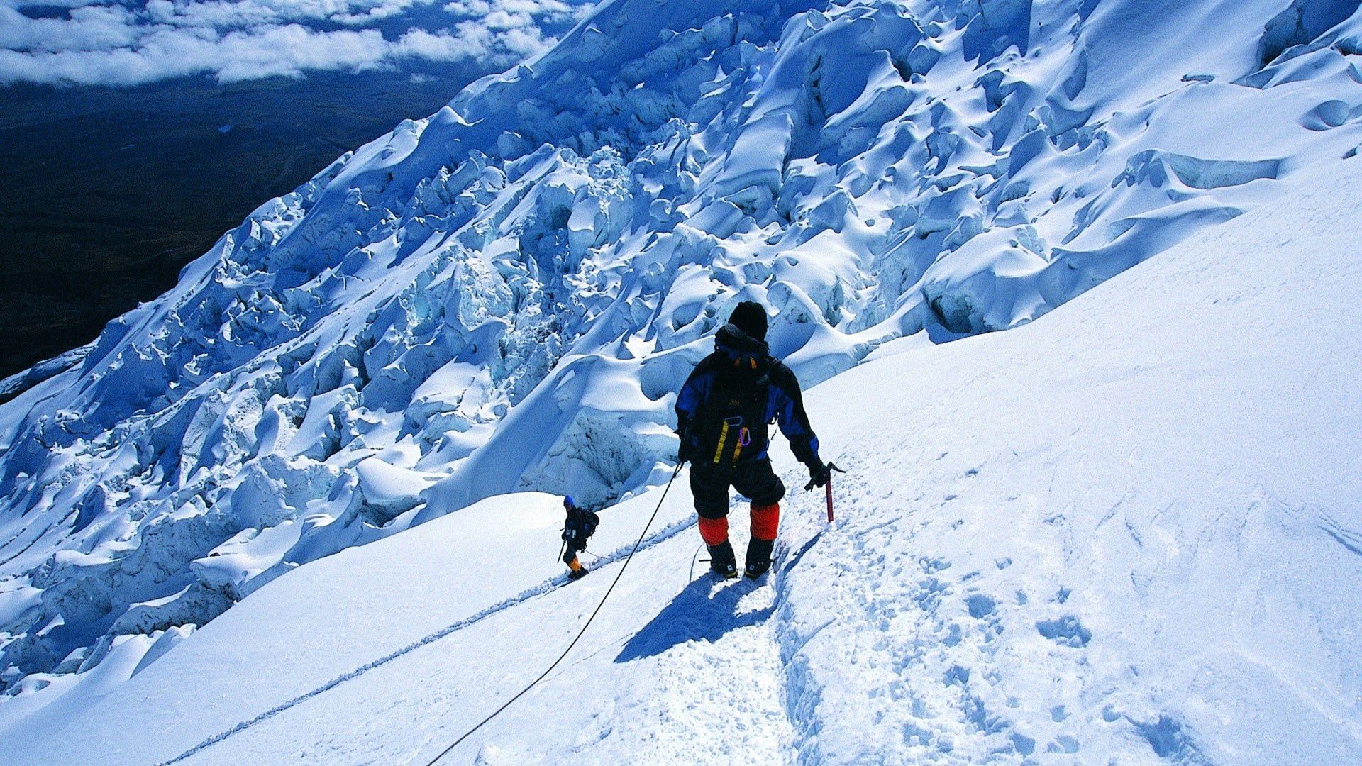 92884 Hintergrundbild herunterladen sport, mountains, schnee, bergsteiger, scheitel, nach oben, alpinist, eroberung - Bildschirmschoner und Bilder kostenlos