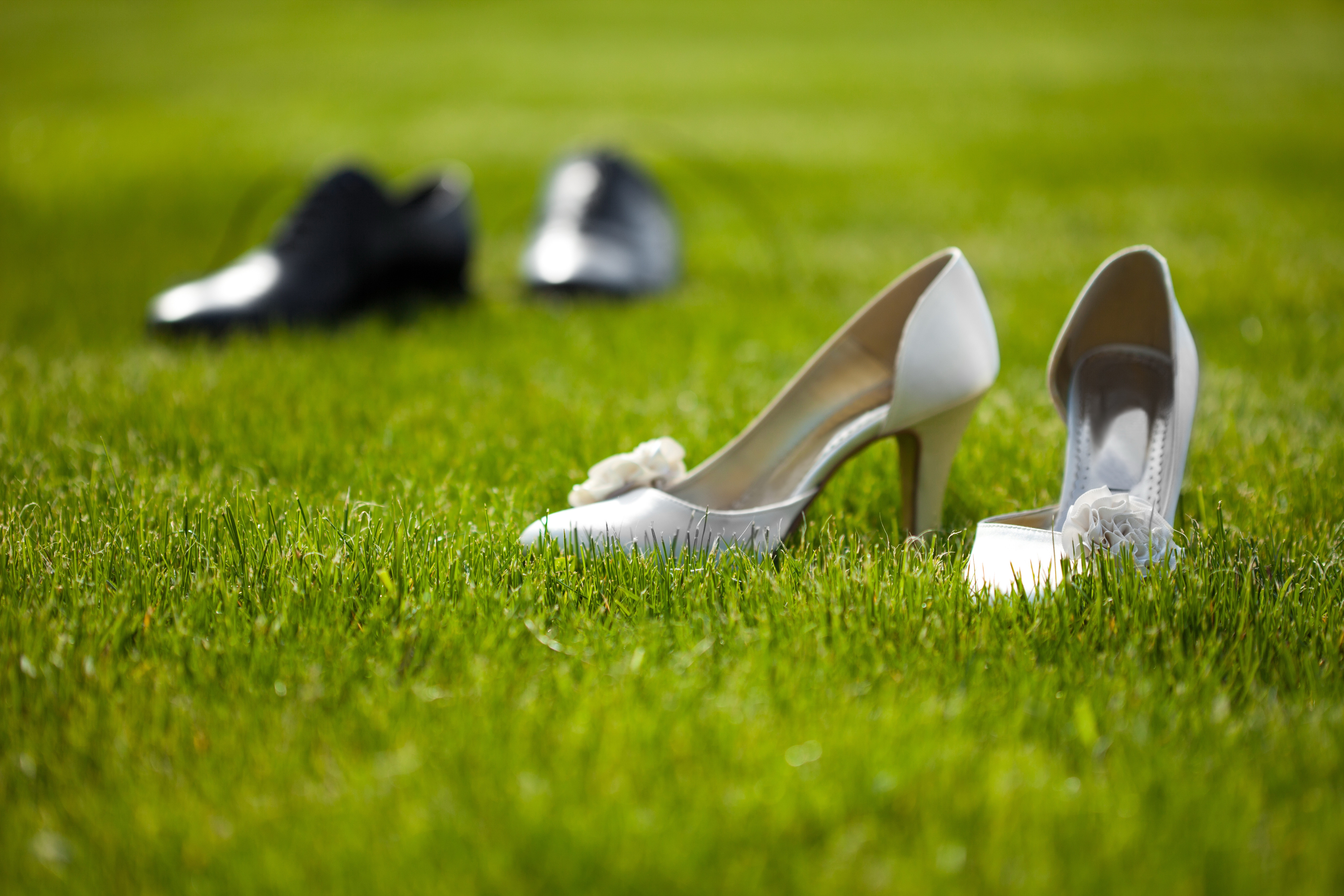 Laden Sie das Grass, Verschiedenes, Sonstige, Schuhe, Hochzeit-Bild kostenlos auf Ihren PC-Desktop herunter