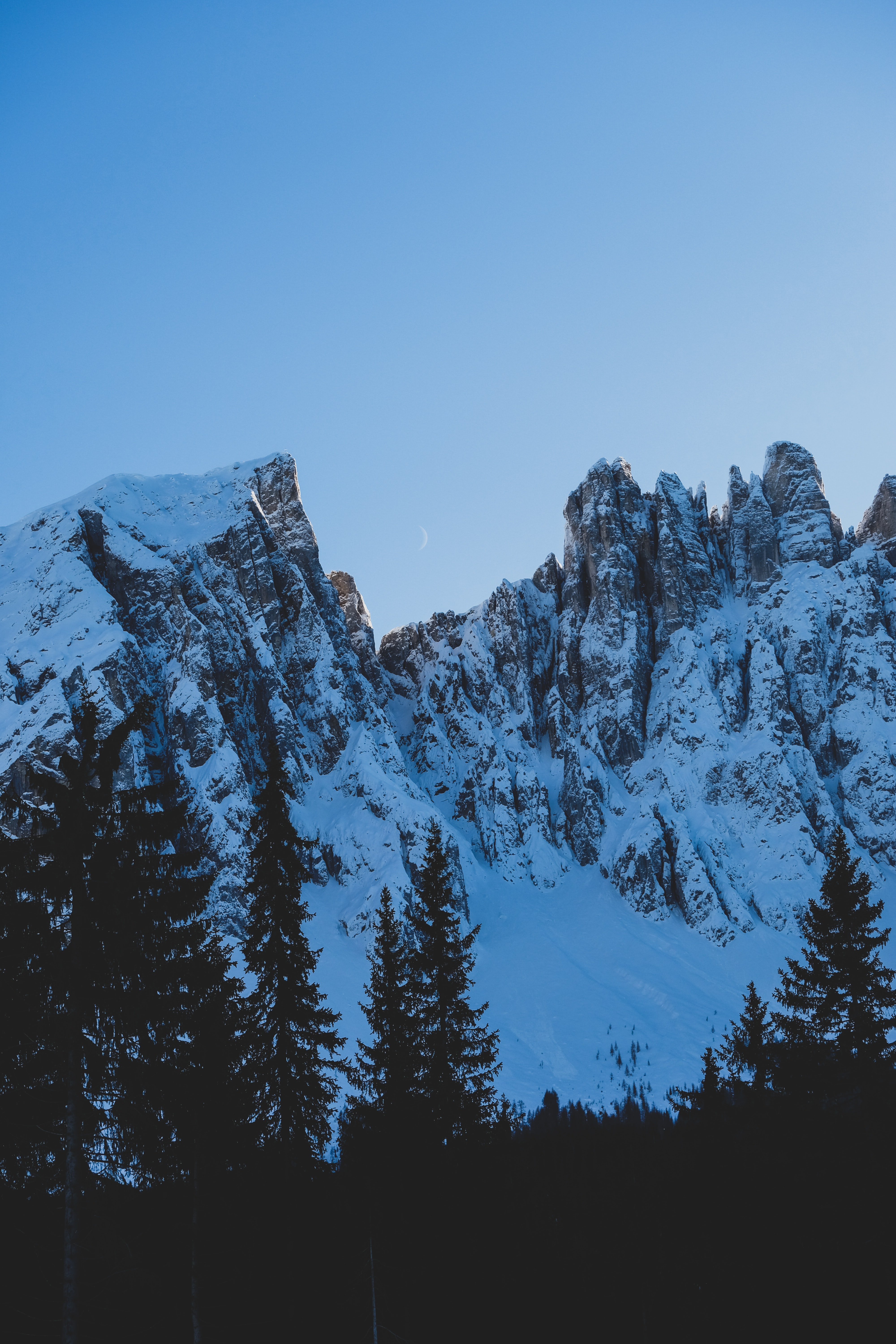 Descarga gratuita de fondo de pantalla para móvil de Abeto, Montañas, Nieve, Las Rocas, Rocas, Nevado, Naturaleza, Cubierto De Nieve, Luna.
