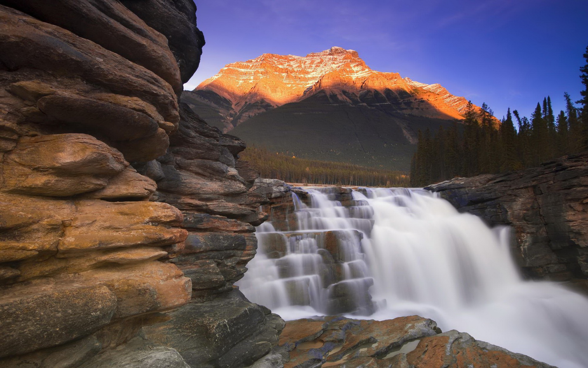 Водопад Атабаска Канада