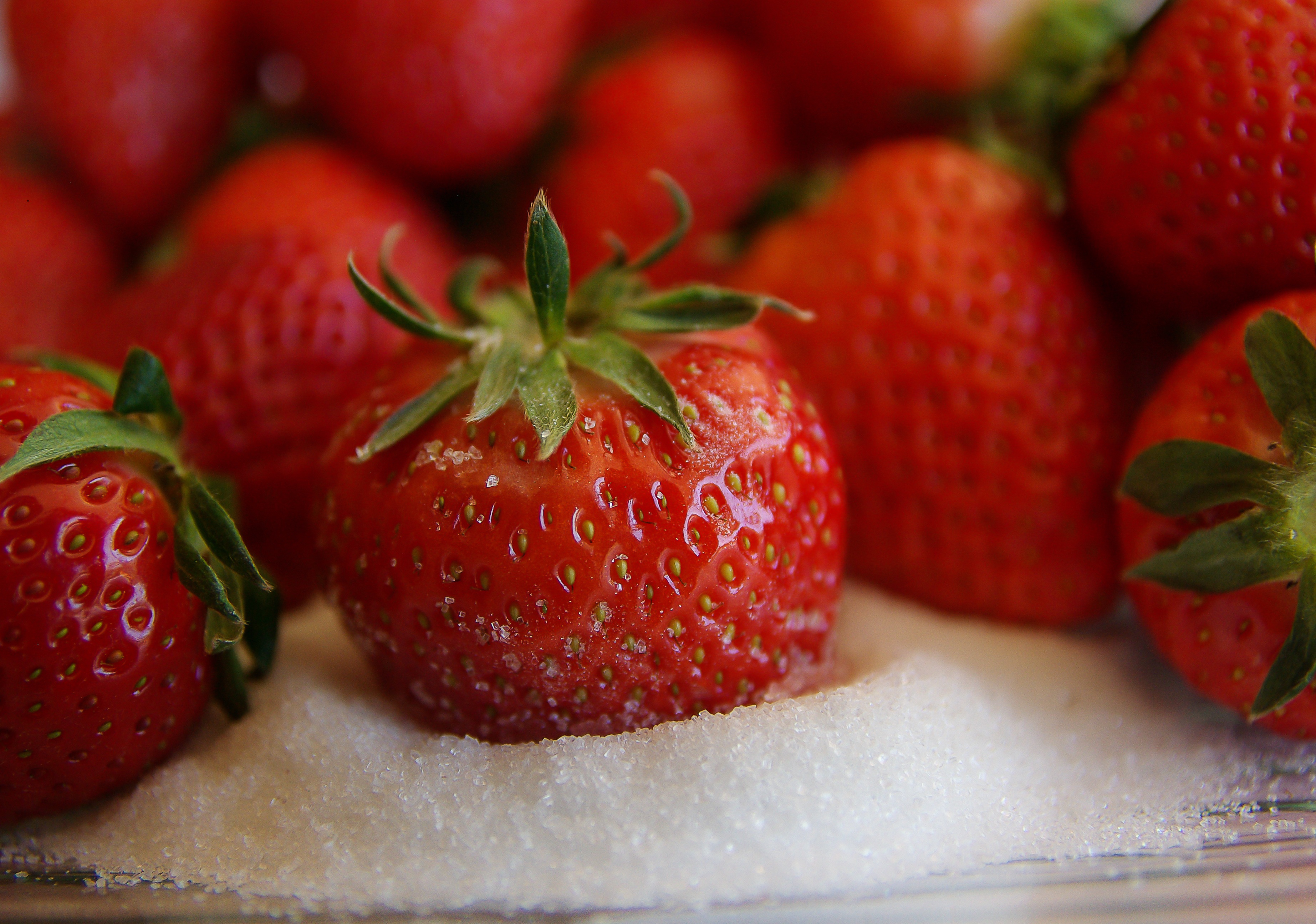 128316 Hintergrundbild herunterladen lebensmittel, erdbeere, berries, süss, süß, zucker - Bildschirmschoner und Bilder kostenlos