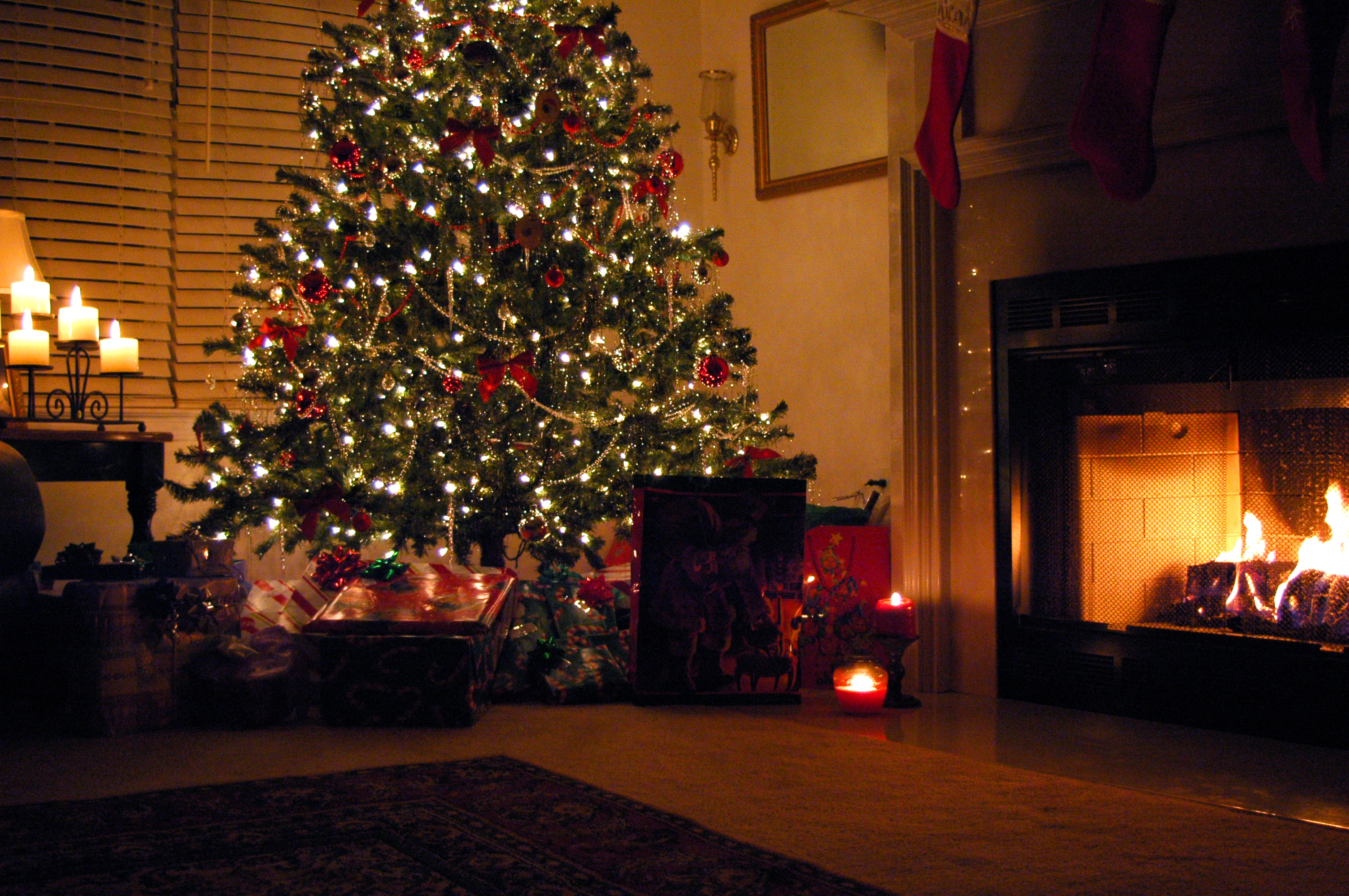 618810壁紙のダウンロードホリデー, クリスマス, クリスマスオーナメント, クリスマスツリー, 暖炉, 贈り物-スクリーンセーバーと写真を無料で
