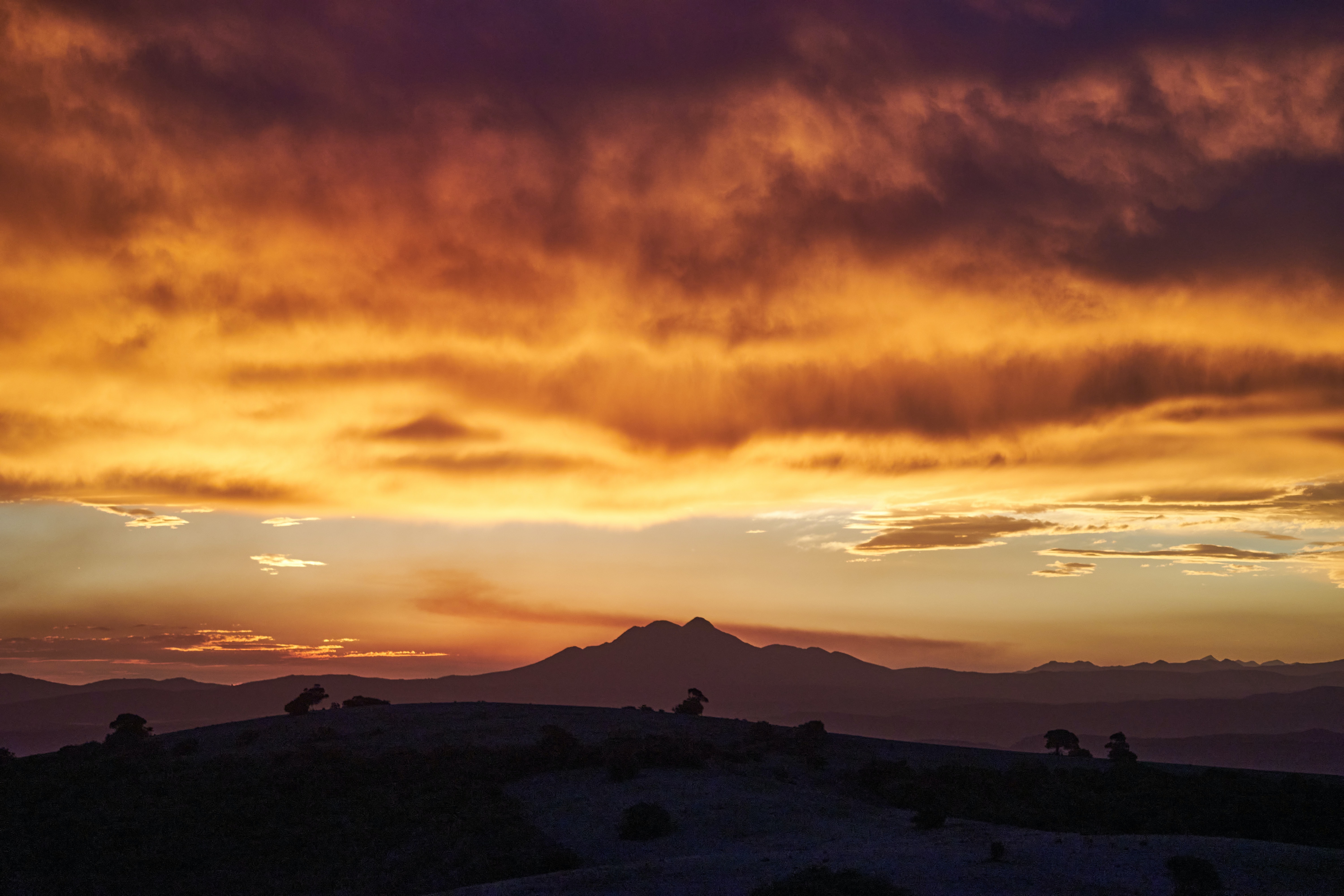 Laden Sie das Natur, Sunset, Sky, Bush, Oberteile, Scheitelpunkt, Mountains-Bild kostenlos auf Ihren PC-Desktop herunter