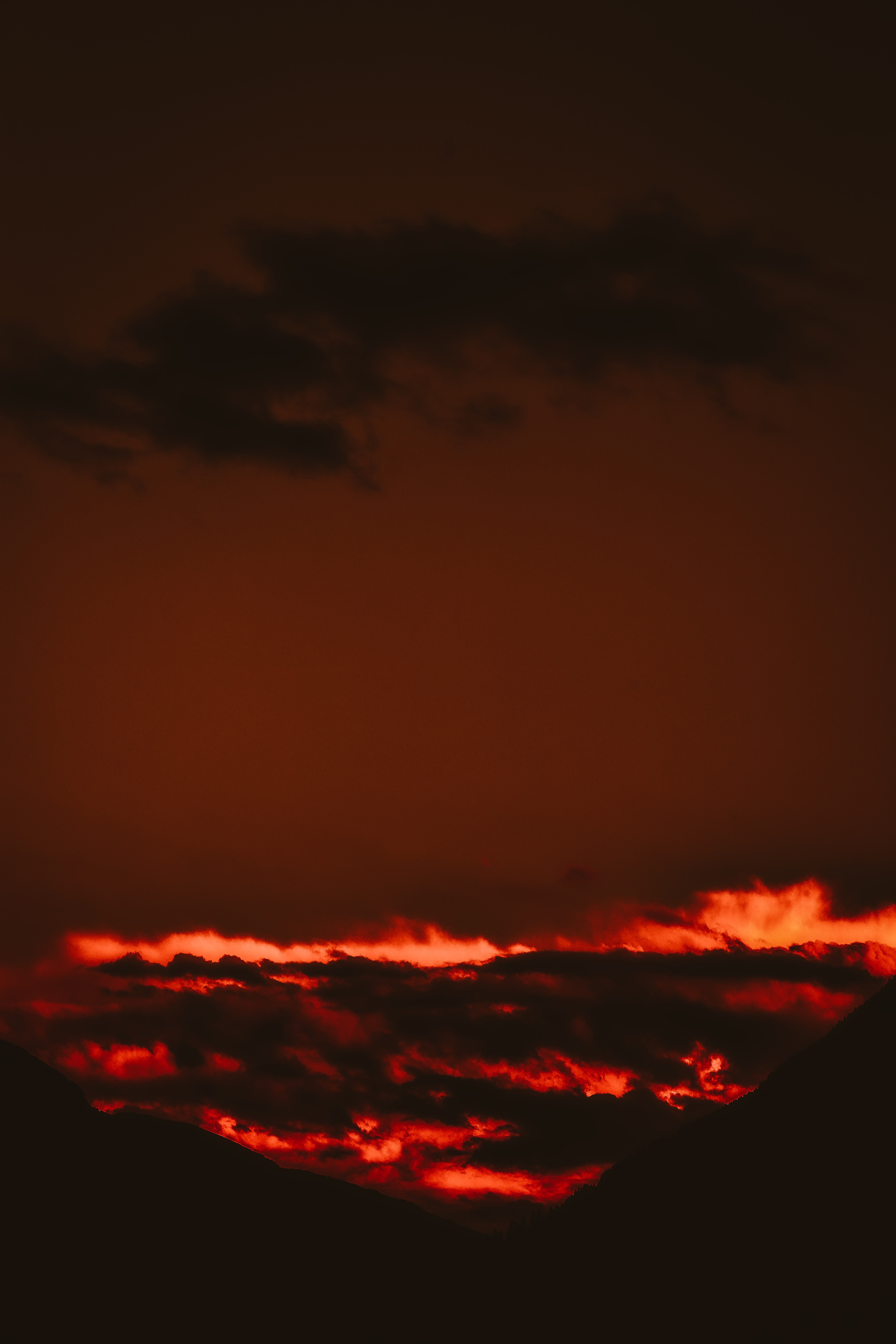 143374 Bild herunterladen clouds, dunkel, hauptsächlich bewölkt, bedeckt, feurig, fiery - Hintergrundbilder und Bildschirmschoner kostenlos