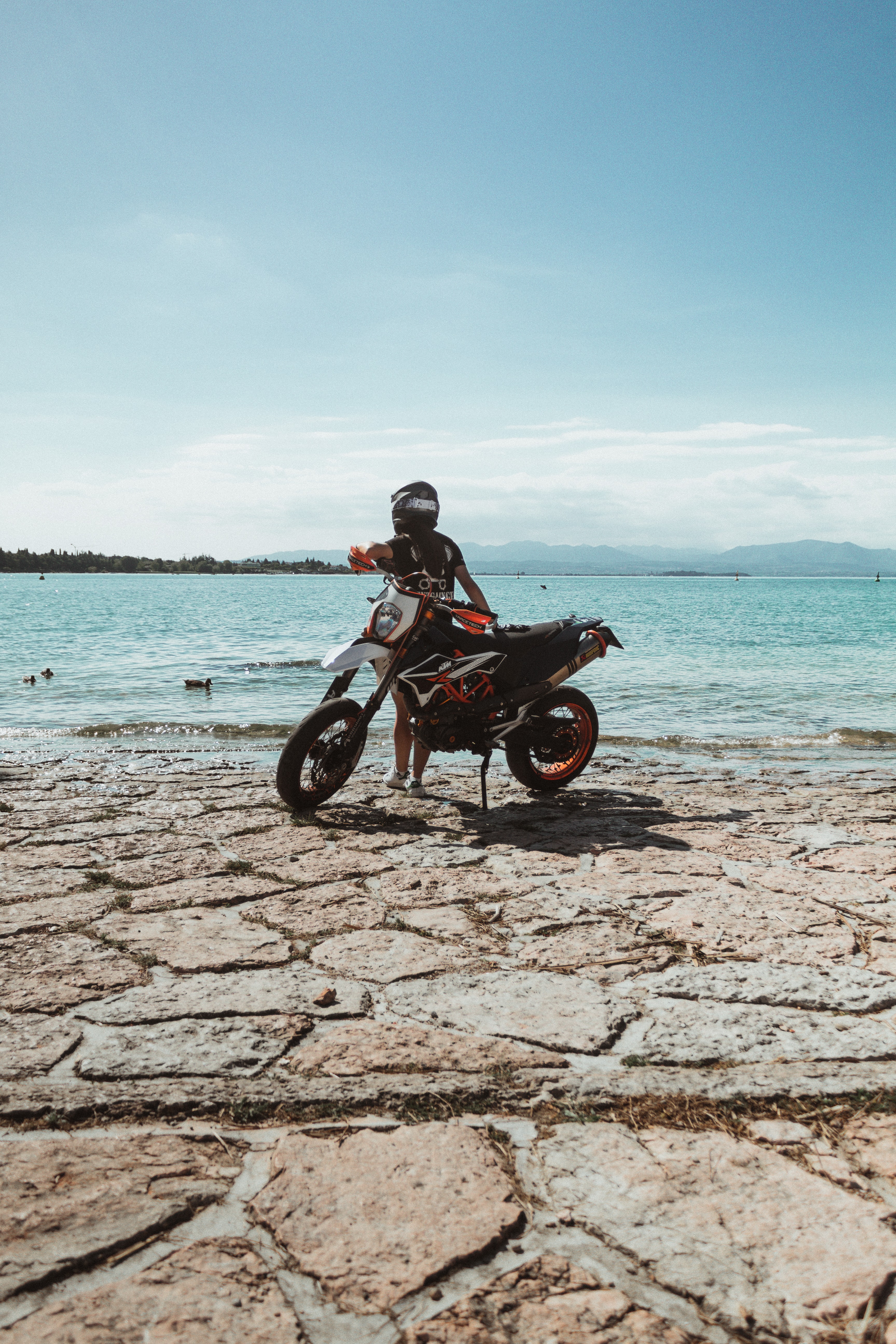74297 скачать картинку мотоциклы, побережье, девушка, шлем, мотоцикл, ktm - обои и заставки бесплатно