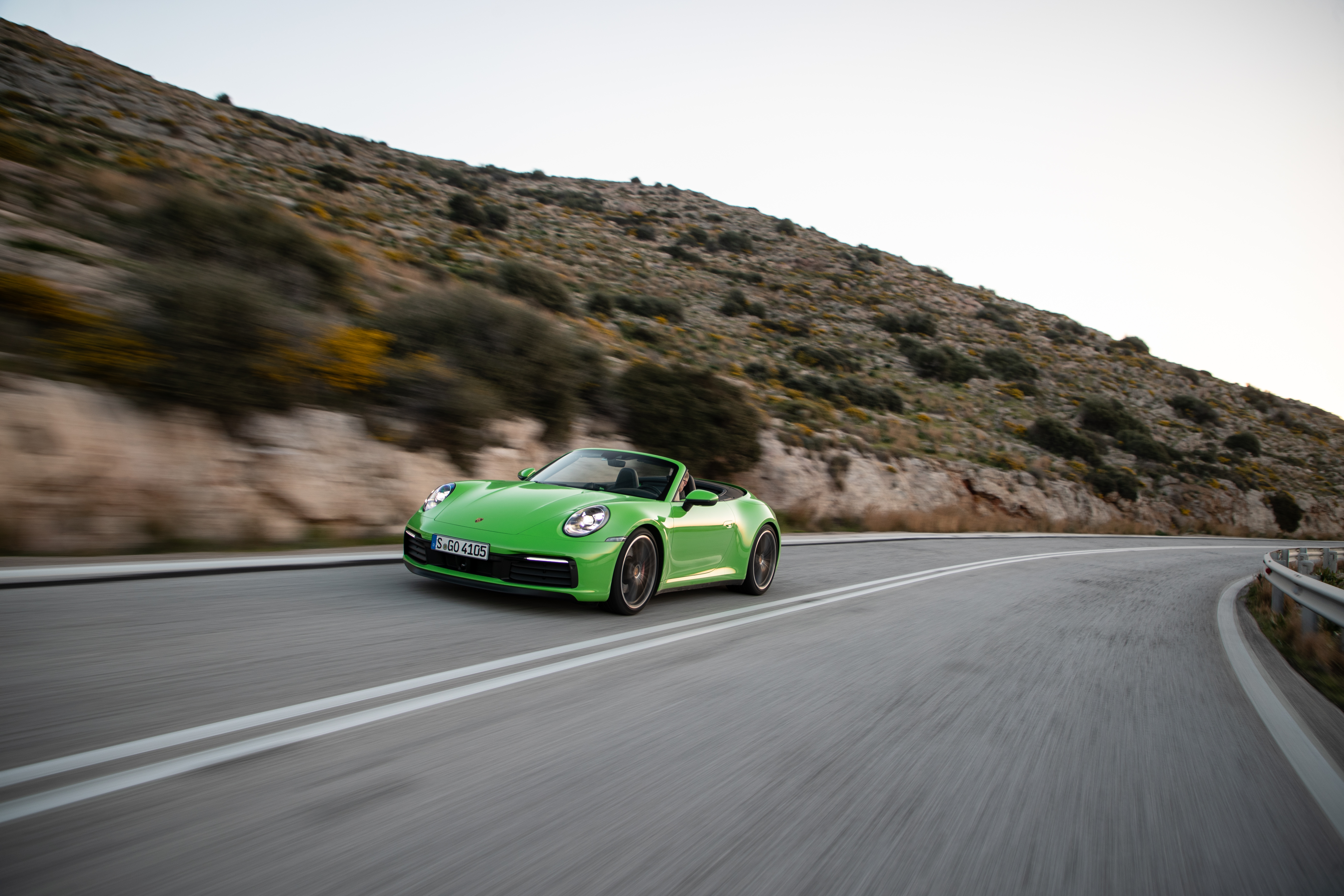 Зеленый автомобиль на дороге. Porsche 911 Carrera зеленый. Порше 911 бирюзовый. Porsche 911 992 Carrera Green. Кабриолет на дороге.