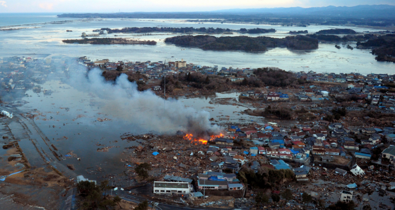 Крупные природные катастрофы. Япония 2011 землетрясение и ЦУНАМИ. ЦУНАМИ Фукусима 2011. Землетрясение у восточного побережья острова Хонсю в Японии.