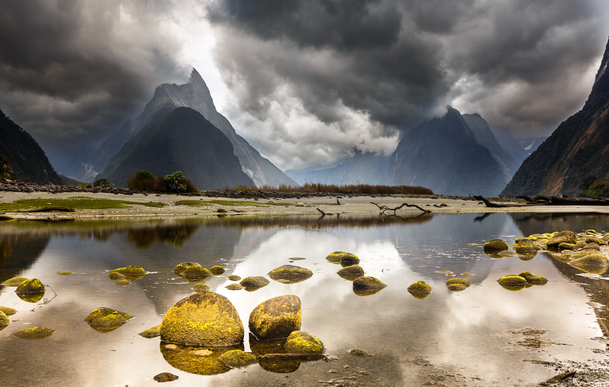 Озеро без воды горы без камня. Национальный парк Фьордленд новая Зеландия. Новозеландия пейзажи. Камни в горах. Природа горы камни.
