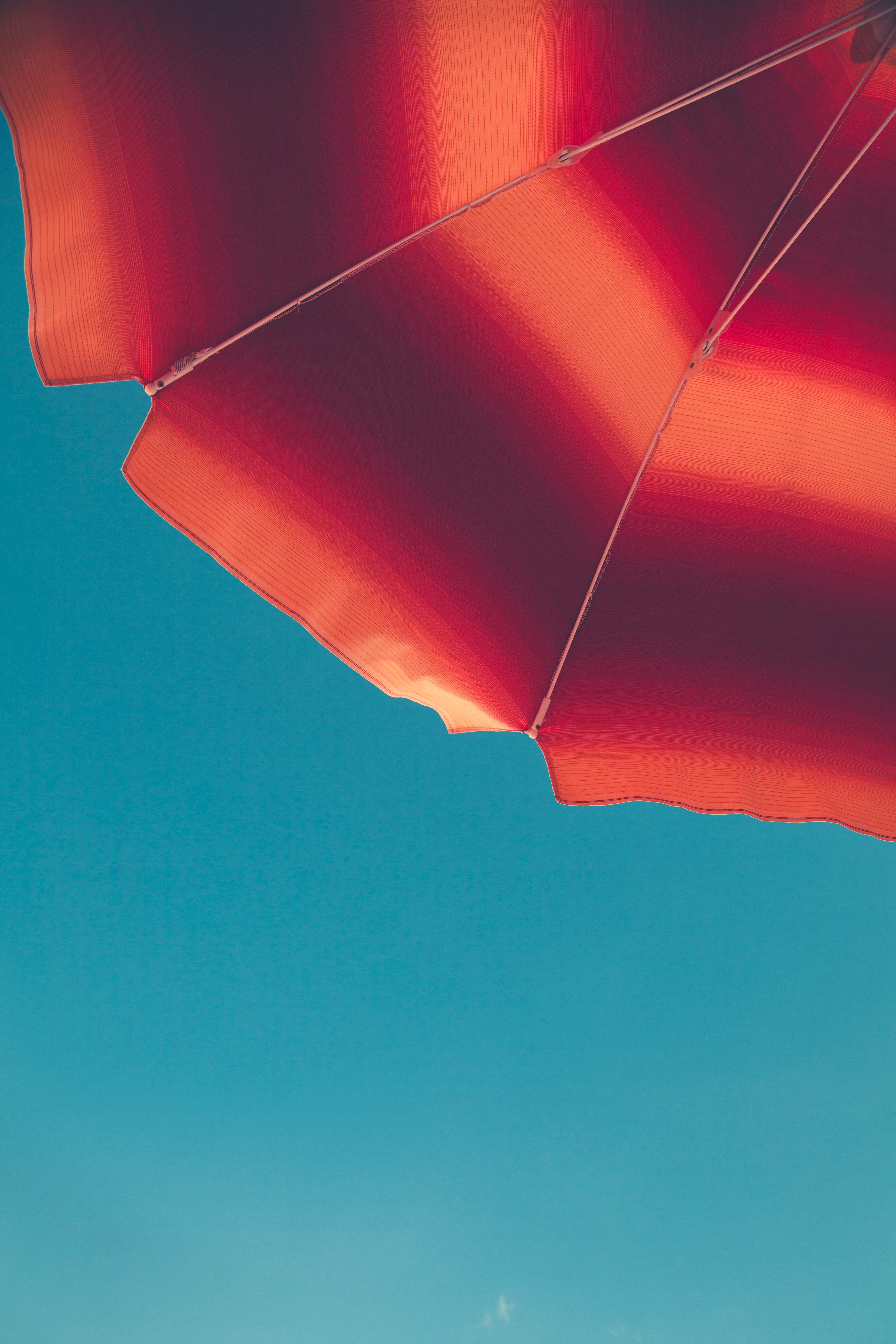 Handy-Wallpaper Sky, Minimalismus, Regenschirm, Sommer kostenlos herunterladen.