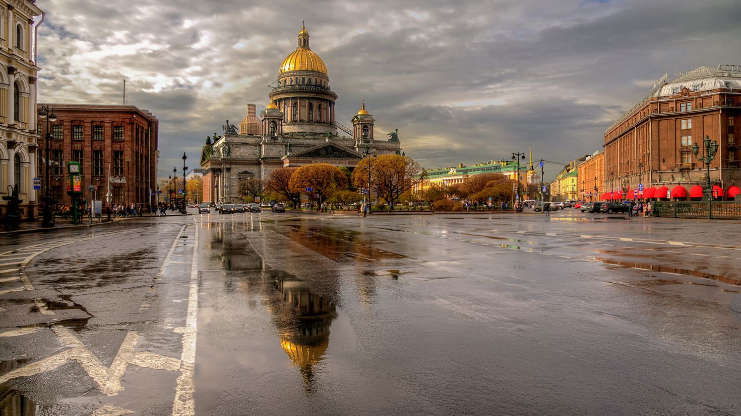 Moscow st petersburg. Питер Исаакиевский собор пасмурно. Дождливый Питер Исаакиевский собор. Исаакиевская площадь Санкт-Петербург осень. Исаакиевский собор Гордеев.