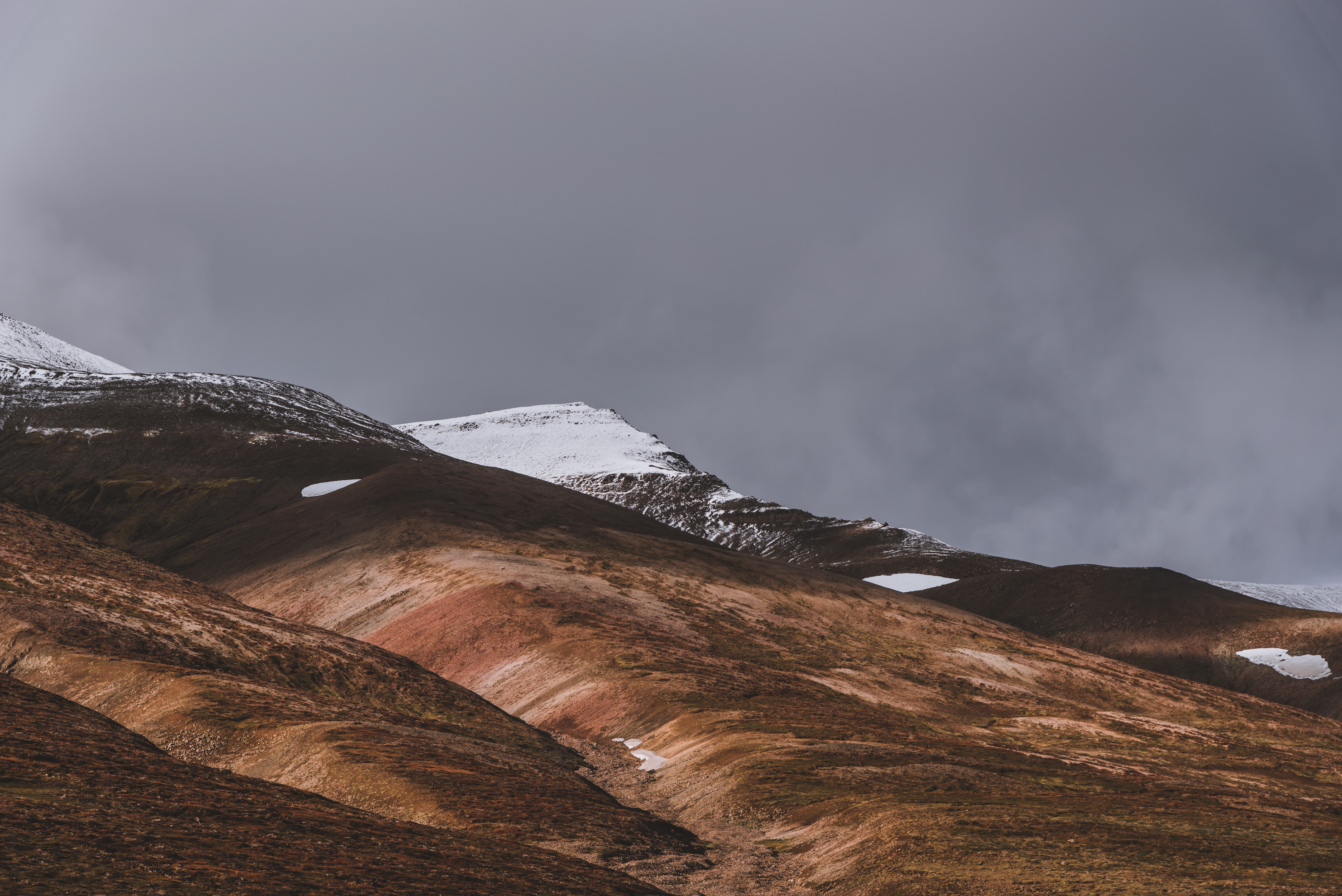Handy-Wallpaper Hügel, Akureyri, Akyureri, Natur, Sky, Hill, Schnee, Island kostenlos herunterladen.