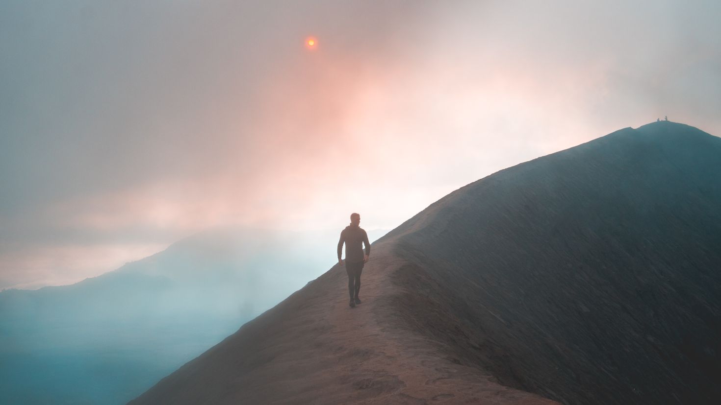 Далекий принятый. Человек горы даль. Время понять вершины обои. Wallpapers 4k man Walking on the Moon gif.