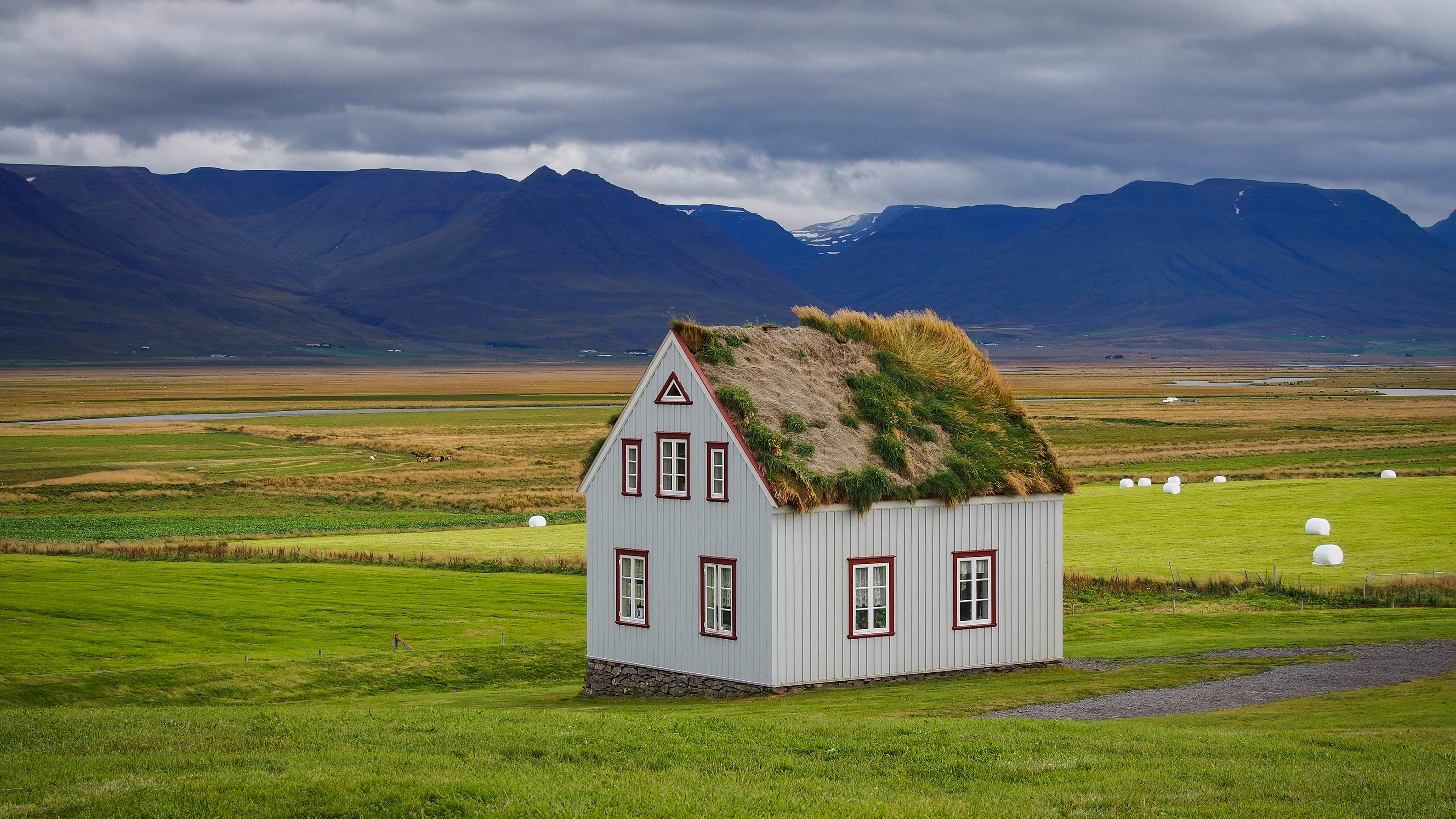 Домик в горах Исландии