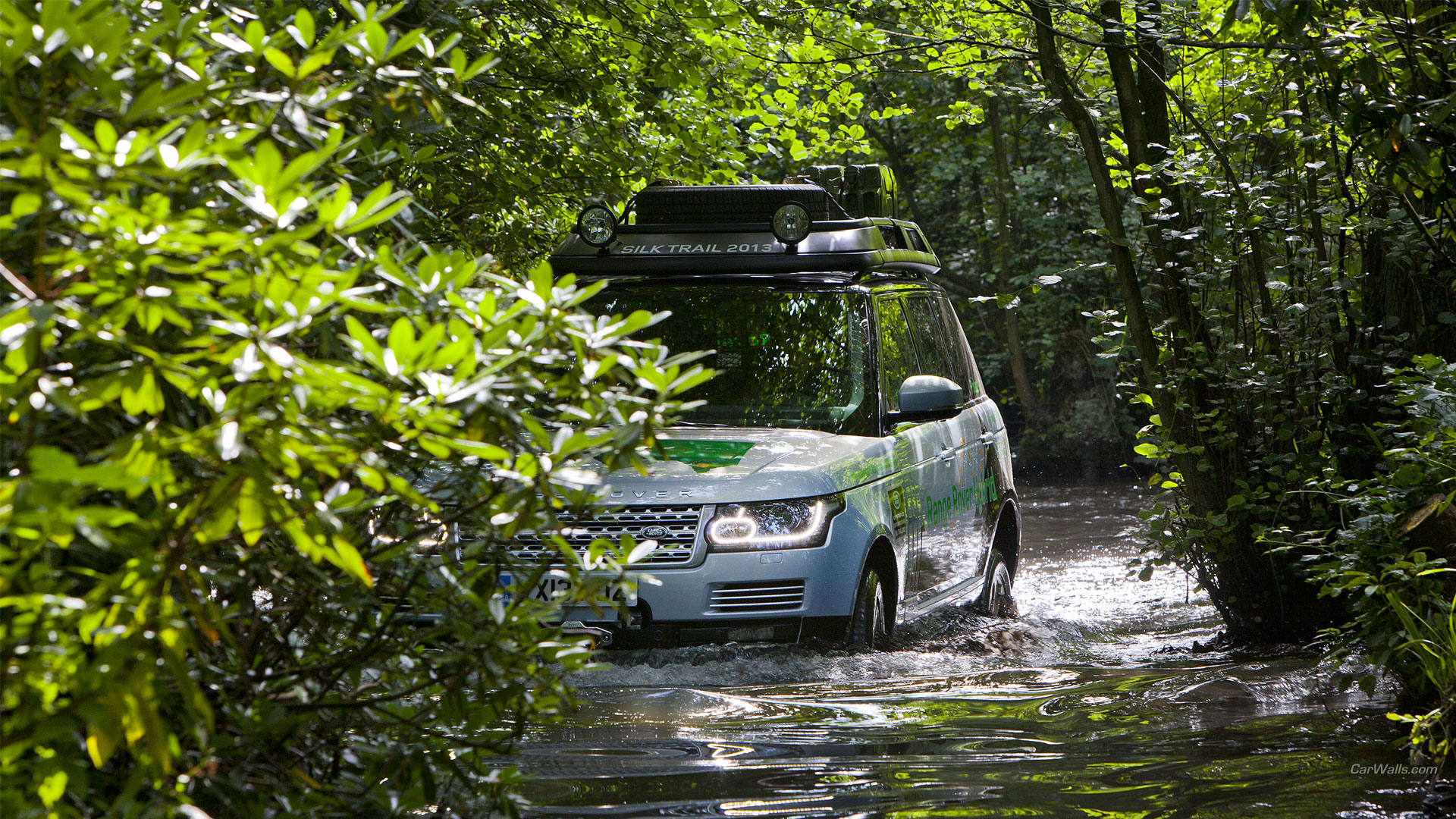 Range next. Ленд Ровер гибрид. Обои ленд Ровер. Внедорожник range Rover в дождь. Экологи в Серебряном Бору Лэнд Ровер.