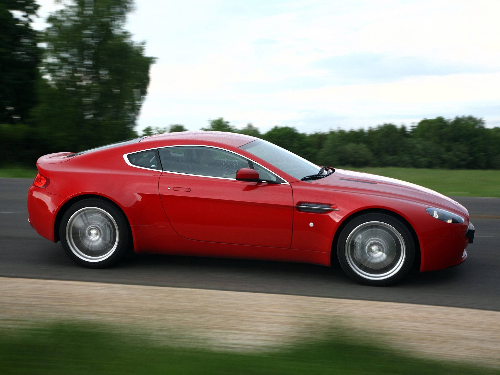 Скачать картинку V8, Vantage, 2008, Астон Мартин (Aston Martin), Красный, Вид Сбоку, Тачки (Cars), Стиль, Скорость в телефон бесплатно.