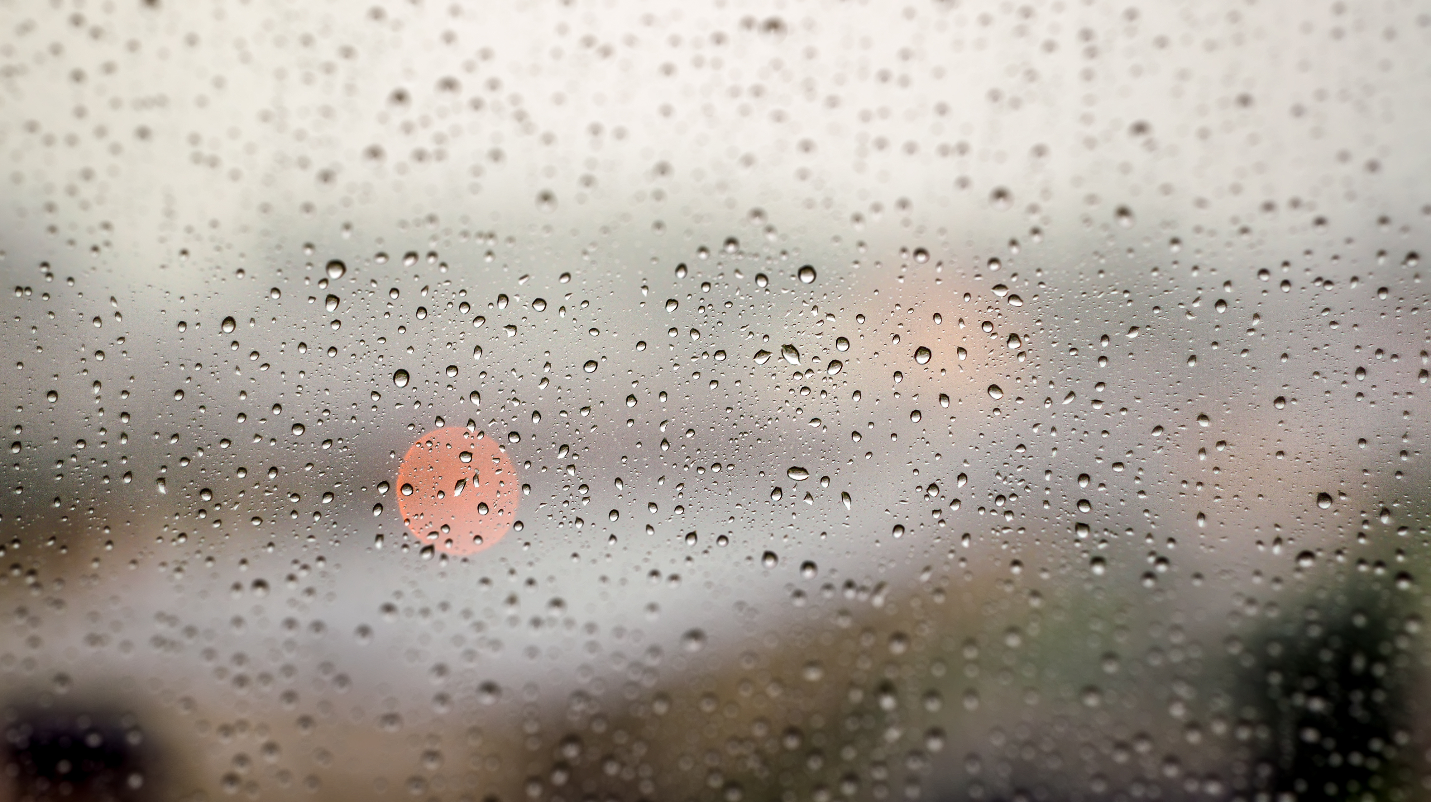 Приклеенное стекло дождь. Капли на стекле. Дождь на стекле. Капли на окне. Дождевые капли на стекле.