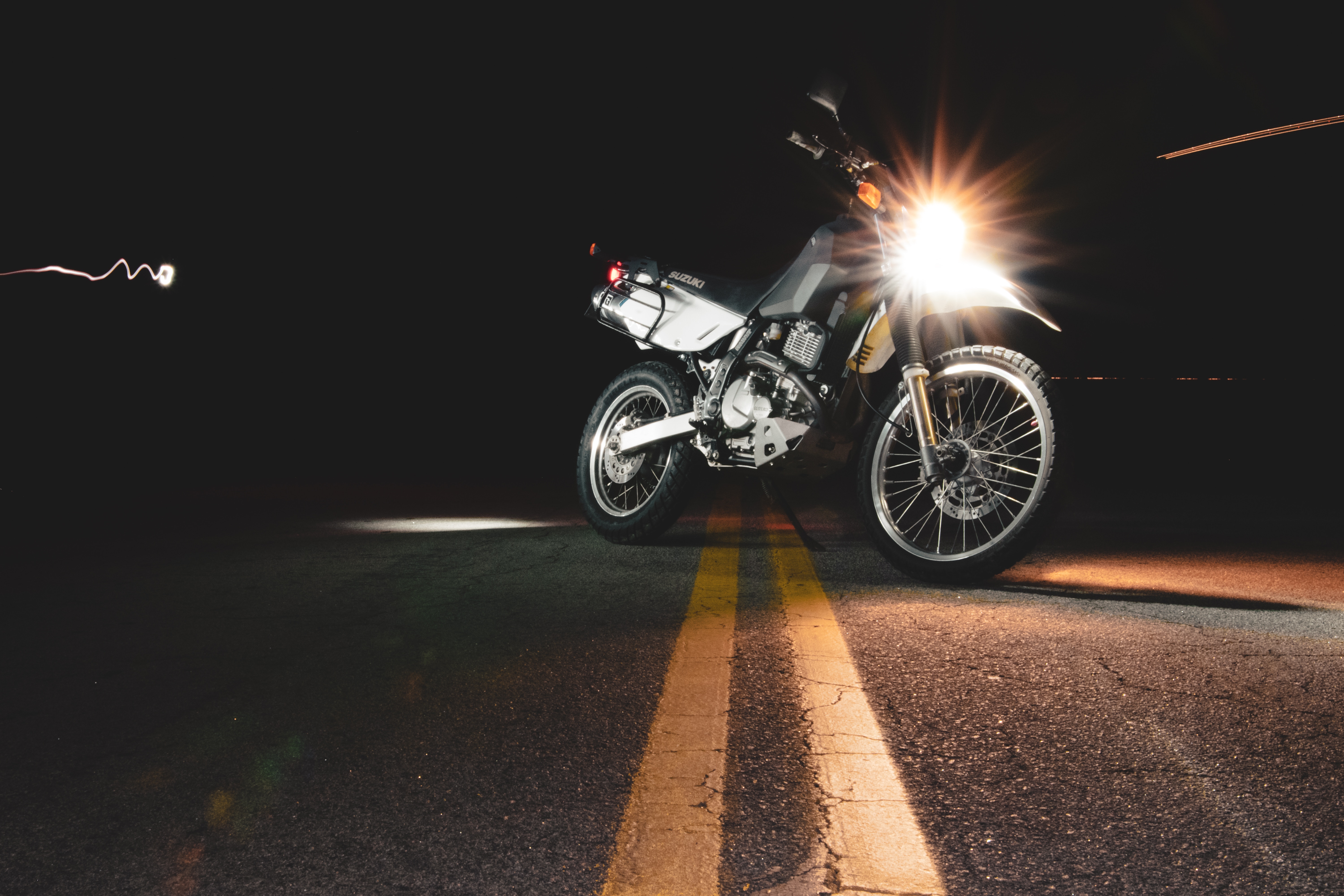 134792 descargar fondo de pantalla motocicletas, faros, luces, brillar, luz, asfalto, motocicleta: protectores de pantalla e imágenes gratis