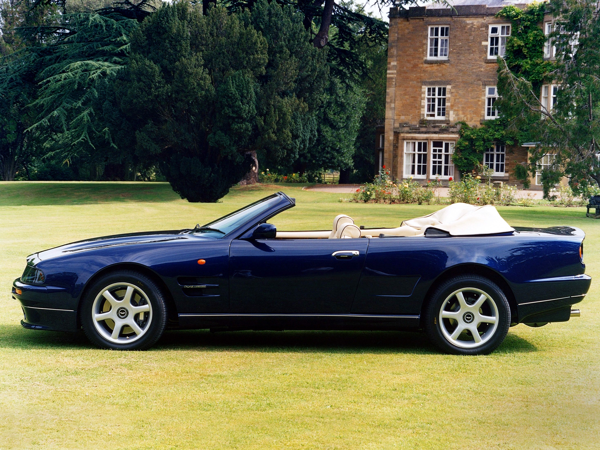 Laden Sie das Natur, Aston Martin, Cars, Haus, Seitenansicht, Cabriolet, V8, 1997-Bild kostenlos auf Ihren PC-Desktop herunter
