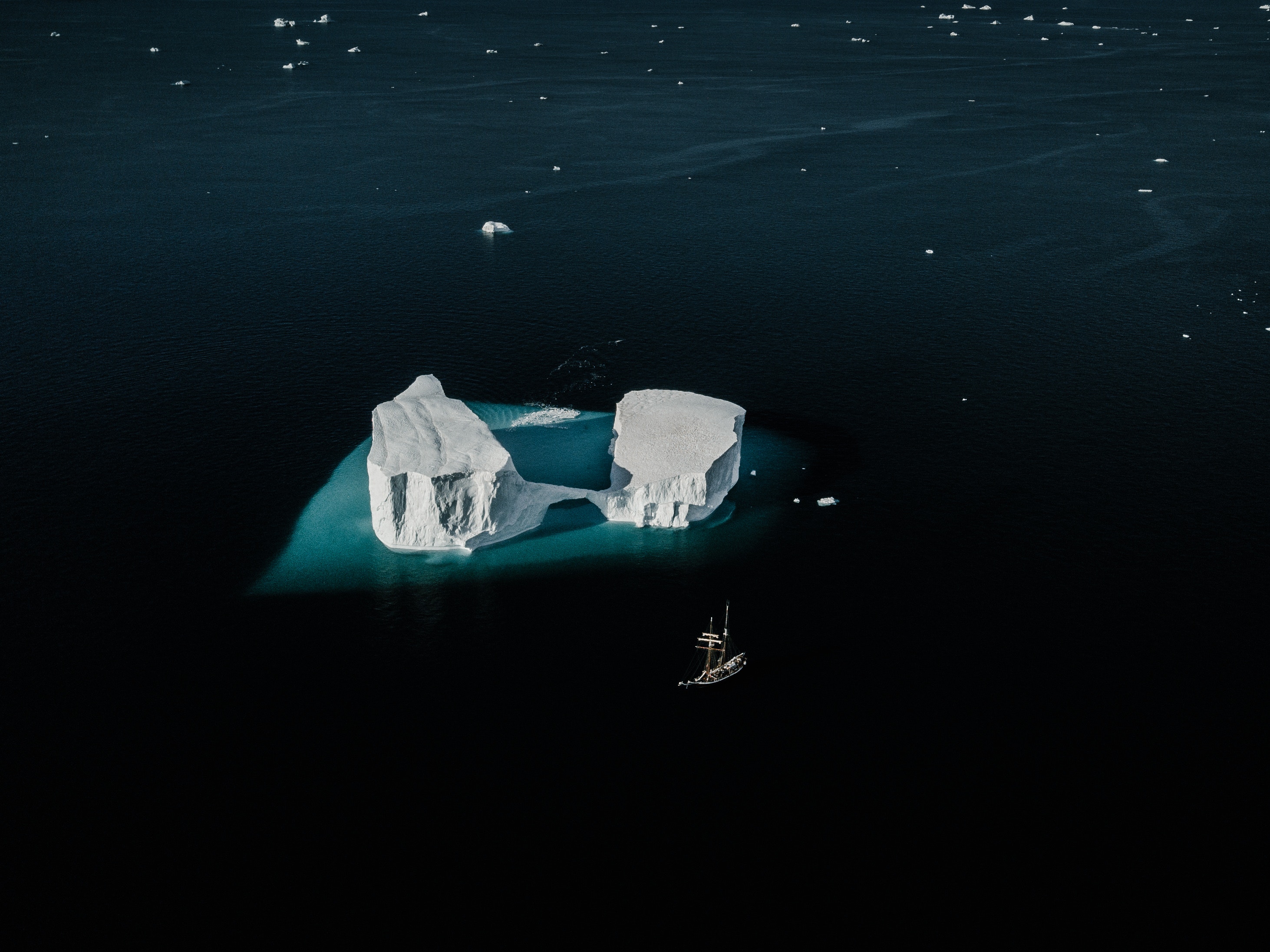 Laden Sie das Eisberg, Natur, Blick Von Oben, Ozean, Schnee, Schiff-Bild kostenlos auf Ihren PC-Desktop herunter