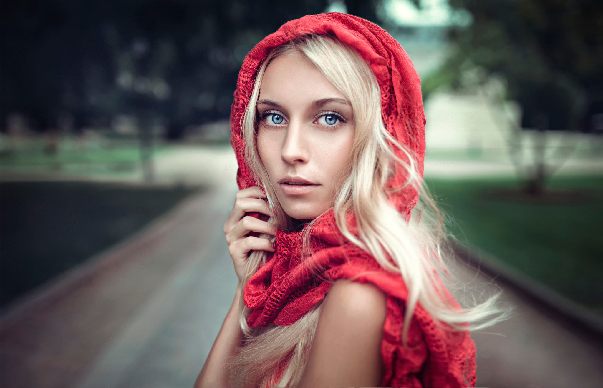 Девушка в Красном платке