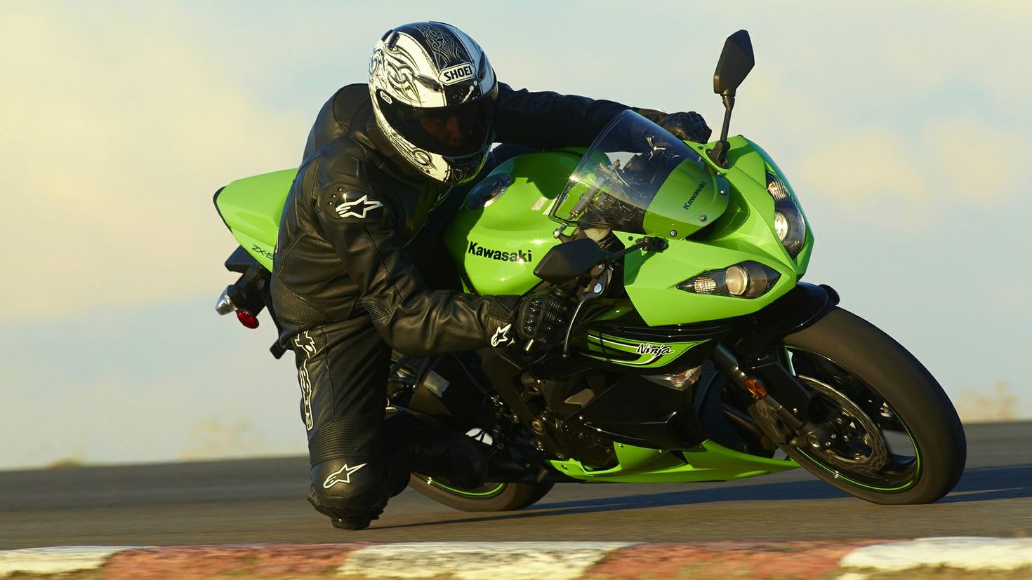 Мотоциклист на Kawasaki zx10r