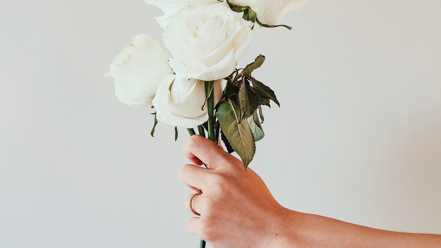 Белые цветы в руках