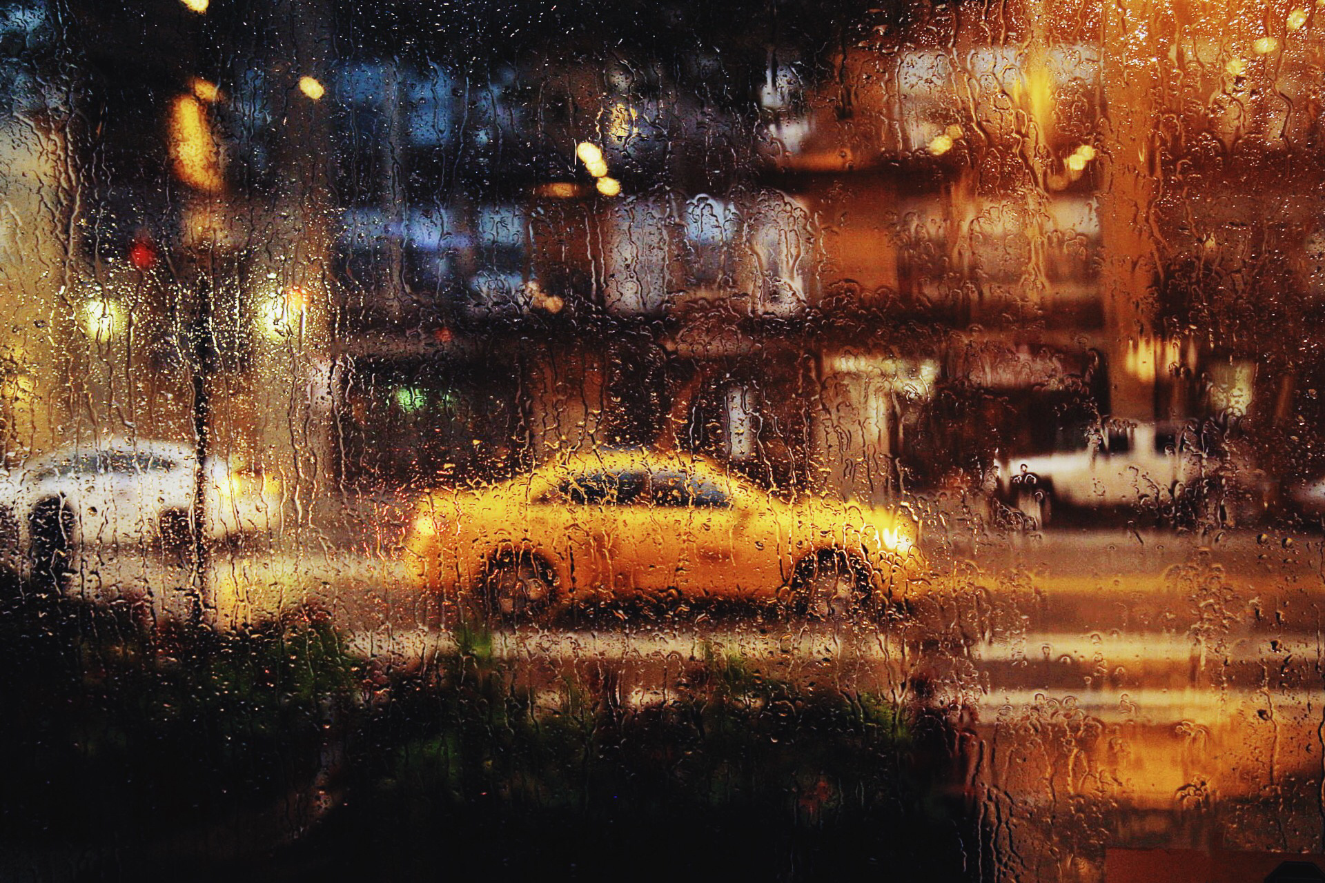 Дождливый город за стеклом